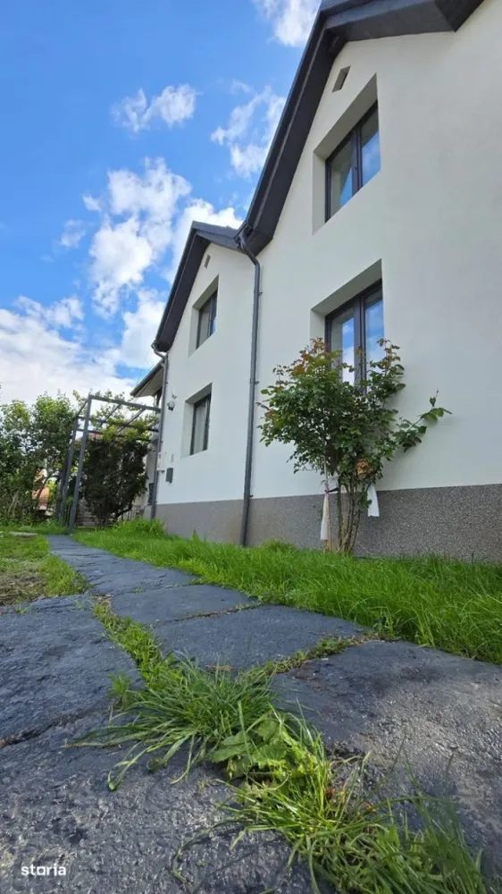BRASADAS vinde casa individuala la cheie si in rate. - Agentia Imobiliara BRASADAS vinde casa individuala, spatioasa, luminoasa, in zona Dambul Rotund, cu posibilitatea platii si în rate, pe maxim 5 ani.
Suprafata construita este de 191 mp (150 mp casă + 16 mp beci + 25 mp terase)
Casa are 5 dormitoare, 3 băi, 2 livinguri și 2 terase, birou cu pereți de sticlă.
Renovată recent din temelii: termopane noi Rehau, instalație electrică schimbată, acoperiș nou, centrala noua, încălzire în pardoseală.
Aproape de centru, de scoli si gradinite, mijloace de transport in comun.
Și da, prețul pe mp e sub media Clujului.
Teren total 157 mp.
Pretul este de 346900 € pentru vanzarea fara rate.
Www.brasadas.com.
