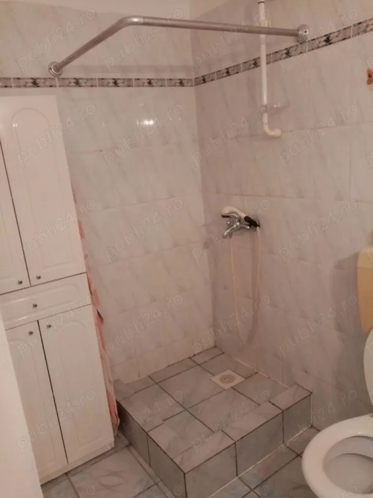 oportunitate pt investitie - Apartamentul este o oportunitate ata pentru spatiu ideal pentru o familie sau pt o persoana juridica ,prestandu-se la diverse tipuri de activitati .
Apartamentul este in suprafata de 70mp utili,si este compus din:
-bucatarie, holspatios si salon=spatiu deschis
-2 dormitoare
-2 bai
Dotari:
-centrala proprie noua
-calorifere montate cu 2 ani in urma
-ferestre termopan
-mobila de bucatarie noua-import Italia
-frigider nou
-masina de spalat noua

Apartamentu este situat la parter innalt ,intr-un bloc cu 4 etaje, prevazut cu interfon.
Locatia este intr-o zona ideala ata pentru persoane fizice cat si juridice deoarece zona dispune de toate facilitatile necesare:
-toate genurile de magazine,activitati comerciale, banci , la mica distanta este piata agro alimentara Marasti, aproape se afla statii de troleu autobus, case de schimb valutar , carmangerii, etc, etc

Blocul a fost izolat anul trecut.

Pt orice tip de informatii suplimentare sunati la