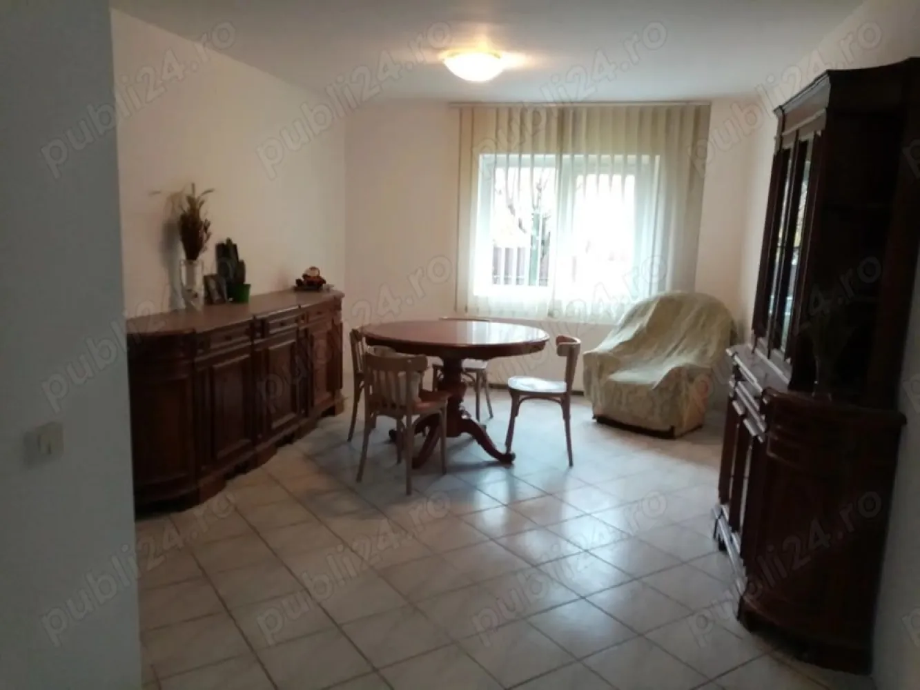 oportunitate pt investitie - Apartamentul este o oportunitate ata pentru spatiu ideal pentru o familie sau pt o persoana juridica ,prestandu-se la diverse tipuri de activitati .
Apartamentul este in suprafata de 70mp utili,si este compus din:
-bucatarie, holspatios si salon=spatiu deschis
-2 dormitoare
-2 bai
Dotari:
-centrala proprie noua
-calorifere montate cu 2 ani in urma
-ferestre termopan
-mobila de bucatarie noua-import Italia
-frigider nou
-masina de spalat noua

Apartamentu este situat la parter innalt ,intr-un bloc cu 4 etaje, prevazut cu interfon.
Locatia este intr-o zona ideala ata pentru persoane fizice cat si juridice deoarece zona dispune de toate facilitatile necesare:
-toate genurile de magazine,activitati comerciale, banci , la mica distanta este piata agro alimentara Marasti, aproape se afla statii de troleu autobus, case de schimb valutar , carmangerii, etc, etc

Blocul a fost izolat anul trecut.

Pt orice tip de informatii suplimentare sunati la