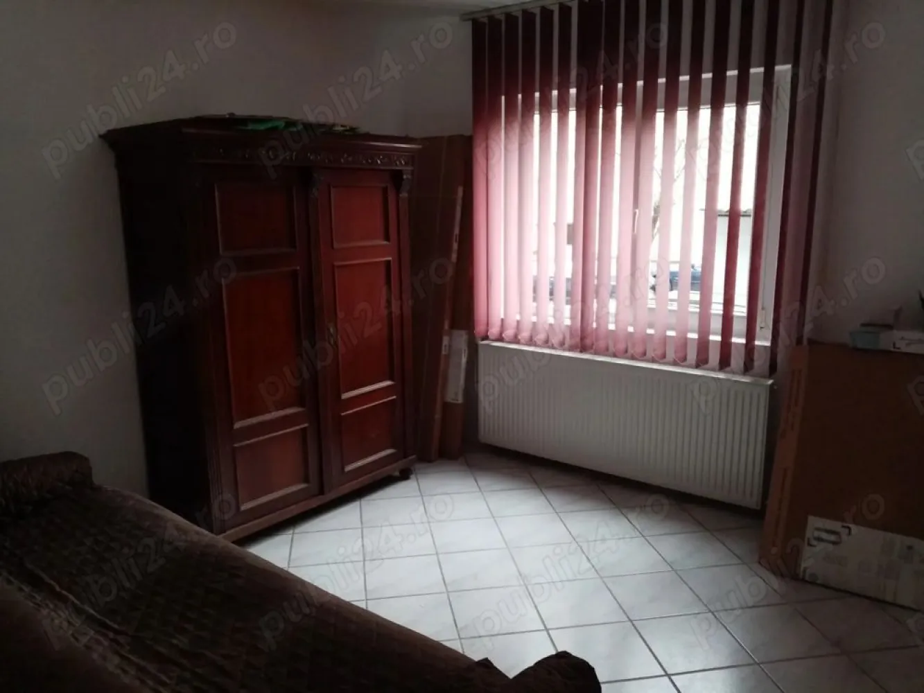 oportunitate pt investitie - Apartamentul este o oportunitate ata pentru spatiu ideal pentru o familie sau pt o persoana juridica ,prestandu-se la diverse tipuri de activitati .
Apartamentul este in suprafata de 70mp utili,si este compus din:
-bucatarie, holspatios si salon=spatiu deschis
-2 dormitoare
-2 bai
Dotari:
-centrala proprie noua
-calorifere montate cu 2 ani in urma
-ferestre termopan
-mobila de bucatarie noua-import Italia
-frigider nou
-masina de spalat noua

Apartamentu este situat la parter innalt ,intr-un bloc cu 4 etaje, prevazut cu interfon.
Locatia este intr-o zona ideala ata pentru persoane fizice cat si juridice deoarece zona dispune de toate facilitatile necesare:
-toate genurile de magazine,activitati comerciale, banci , la mica distanta este piata agro alimentara Marasti, aproape se afla statii de troleu autobus, case de schimb valutar , carmangerii, etc, etc

Blocul a fost izolat anul trecut.

Pt orice tip de informatii suplimentare sunati la