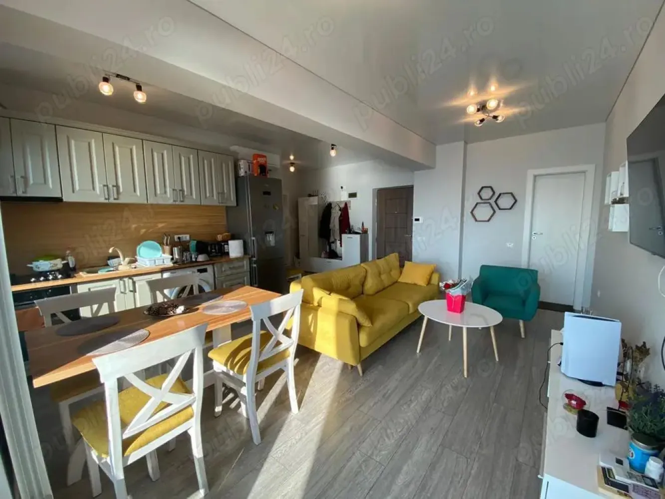 Apartament de inchiriat Mamaia Nord de lux, termen lung! - Ofer spre inchiriere apartament in zona Mamaia Nord, la bloc Sunny lake, vedere frontala lac, mobilat si utilat lux si complet. 
Imobilul are doua camere, doua bai , o terasa si ofer loc de parcare inclus!
 Se inchiriaza doar pe termen lung! Pretul pentru 12 luni este ij felul urmatorul:
Lunile : aprilie - 400 euro
 Mai, iunie, iulie, august, septembrie- 650 de euro
Octombrie, noiembrie, decembrie, ianuarie, februarie, martie-400 euro. 
Utilitatile se achita separat. 
Pentru mai multe detalii va rog sa ma contactati.