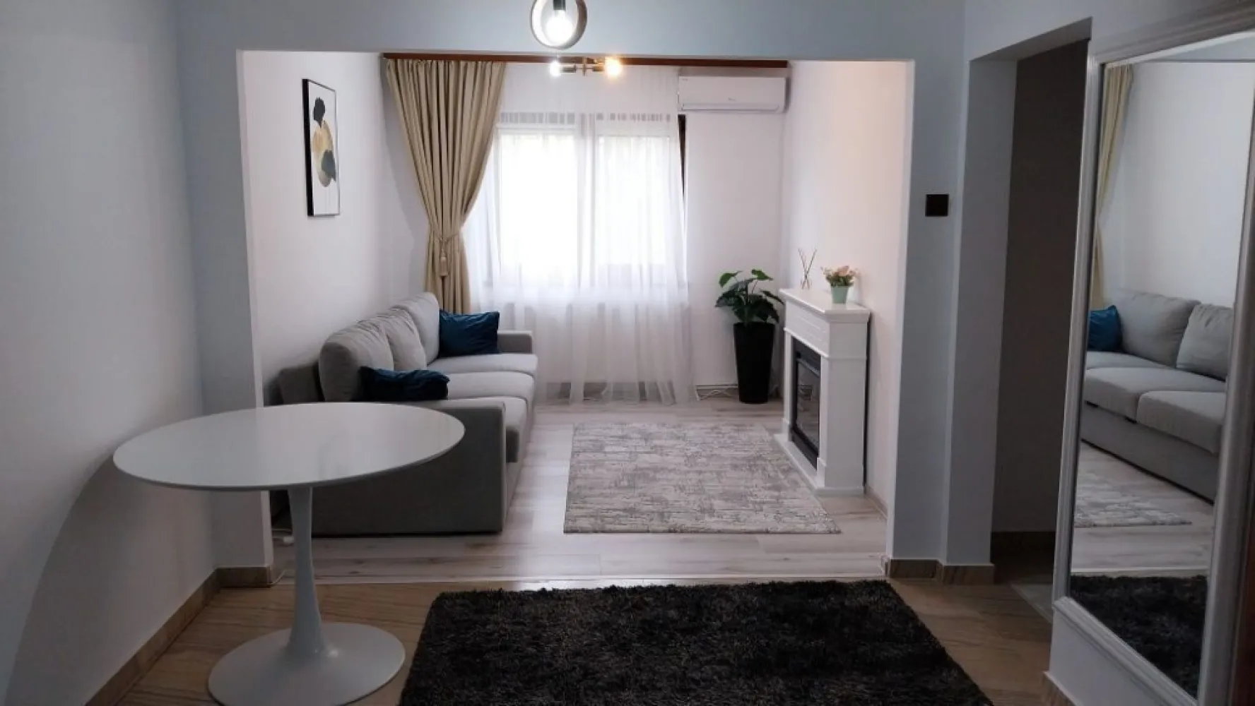 Apartament 3 Camere Micro 16 - Parcul Linistii - Agentia imobiliara BRASADAS vinde apartament decomandat 64 de metri patrati cu 3 camere , situat in Micro 16.

Amplasat la etaj 3 din 4, vizavi de parcul Linistii, aproape de scoala , gradinita, magazine, statie de autobuz.

Apartamentul este complet mobilat, utilat recent si nu s-a locuit in el de cand a fost renovat. 
Instalatie electrica si apa schimbate.

Scara blocului renovata anul trecut.

Loc de parcare rezervat. 

Aer conditionat, centrala proprie, balcon inchis, geamuri termopan usa de siguranta.

Apartamentul este impartit in 2 dormitoare, living, bucatarie si o baie.

Nu doresc colaborare cu agentii imobiliare.