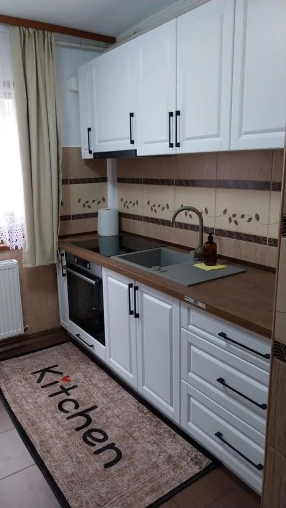 Apartament 3 Camere Micro 16 - Parcul Linistii - Agentia imobiliara BRASADAS vinde apartament decomandat 64 de metri patrati cu 3 camere , situat in Micro 16.

Amplasat la etaj 3 din 4, vizavi de parcul Linistii, aproape de scoala , gradinita, magazine, statie de autobuz.

Apartamentul este complet mobilat, utilat recent si nu s-a locuit in el de cand a fost renovat. 
Instalatie electrica si apa schimbate.

Scara blocului renovata anul trecut.

Loc de parcare rezervat. 

Aer conditionat, centrala proprie, balcon inchis, geamuri termopan usa de siguranta.

Apartamentul este impartit in 2 dormitoare, living, bucatarie si o baie.

Nu doresc colaborare cu agentii imobiliare.