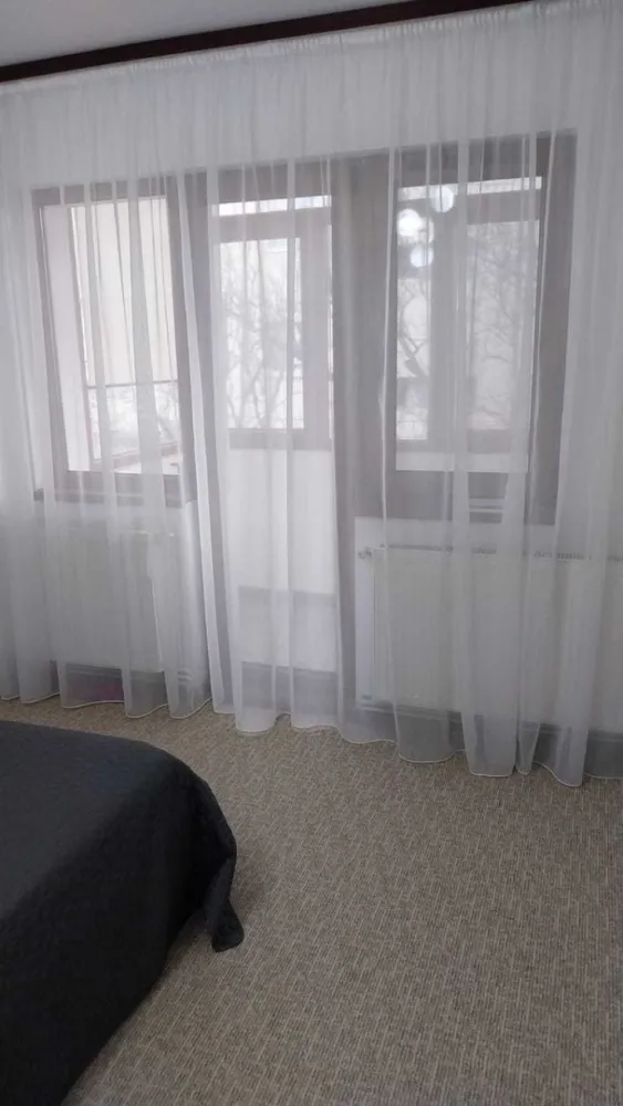 Apartament 3 Camere Micro 16 - Parcul Linistii - Agentia imobiliara BRASADAS vinde apartament decomandat 64 de metri patrati cu 3 camere , situat in Micro 16.

Amplasat la etaj 3 din 4, vizavi de parcul Linistii, aproape de scoala , gradinita, magazine, statie de autobuz.

Apartamentul este complet mobilat, utilat recent si nu s-a locuit in el de cand a fost renovat. 
Instalatie electrica si apa schimbate.

Scara blocului renovata anul trecut.

Loc de parcare rezervat. 

Aer conditionat, centrala proprie, balcon inchis, geamuri termopan usa de siguranta.

Apartamentul este impartit in 2 dormitoare, living, bucatarie si o baie.

Nu doresc colaborare cu agentii imobiliare.