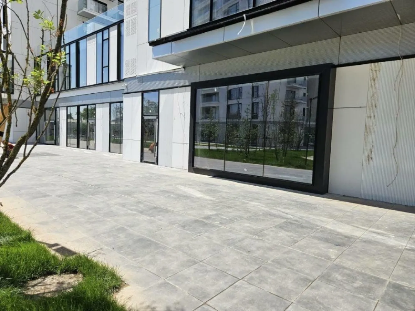 166mp + terasa spatiu One Cotroceni Park - Spatiu disponibil imediat in incinta complexului One Cotroceni Park in CT5, cu vitrina in curtea complexului. Pretul se factureaza dintr-o firma purtatoare platitoare de TVA, iar pretul solicitat include si cota de 19% TVA.