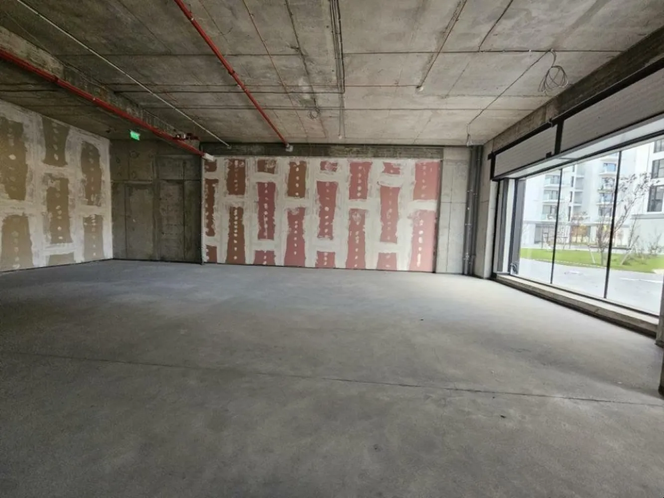 166mp + terasa spatiu One Cotroceni Park - Spatiu disponibil imediat in incinta complexului One Cotroceni Park in CT5, cu vitrina in curtea complexului. Pretul se factureaza dintr-o firma purtatoare platitoare de TVA, iar pretul solicitat include si cota de 19% TVA.
