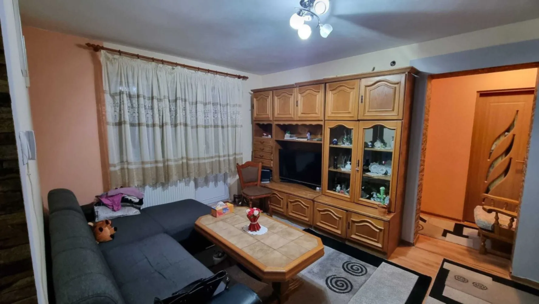 De vanzare apartament 3 camere - De vanzare apartament din caramida, 3 camere, Satu Mare, str. Botizului, etaj 2 din 3, 69mp, balcon inchis, izolat exterior. 65 000 de euro.