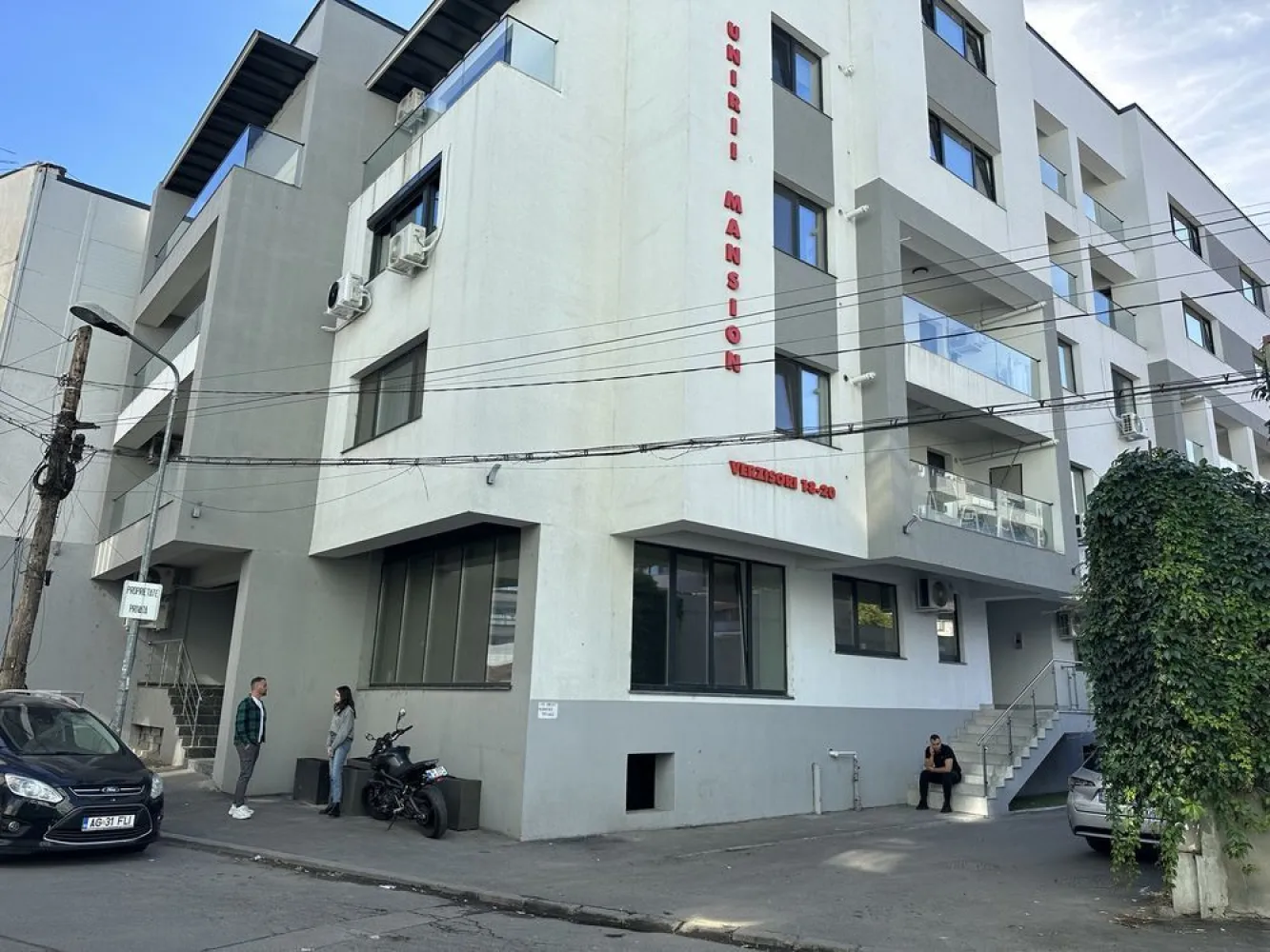 Spatiu Comercial de Inchiriat - Unirii, Pasaj Marasesti, bloc nou 2023 - Spatiu de inchiriat in suprafața de 144.1 mp, 132.1 mp suprafața utila interior + terasa acces 12mp. 
Spațiul se afla imediat lângă Soho Residence Unirii, intr-un bloc nou finalizat in anul 2023, Unirii Mansion situat pe strada Verzisori nr. 18-20. Dispune de 2 locuri de parcare in interiorul complexului, spațiul fiind la prima închiriere, dispune de încălzire in pardoseala pentru un conform termic sporit cât și pentru o economie la factura de gaz. 
Spațiul dispune de o locație ultracentrală, potrivită unui business cu prestanța.
Localizat la doar 200 metri de Maternitatea Bucur, la ieșirea din pasajul Mărășești, după Camera de Comerț și Industrie a României, ITM si la doar 1km de Piața Unirii și in imediata apropiere Timpuri Noi, Nerva Traian cât și cele mai importante puncte centrale de interes ale capitalei, se pretează excelent pentru orice tip de cabinet / Stomatologie / Veterinar / centru de recoltare / avocat / magazin ( dispune de 2 ieșiri / intrări pentru receptie marfa ) / Sediu / Birou de orice tip, cursuri, clase - meditații, diverse activități sau magazine, loc de joaca / aniversare zile onomastice copii, service, showroom, având acces facil pentru clienții dvs datorită poziției spațiului cât și marele avantaj al unei construcții noi in centrul Bucureștiului, nemaiavând de a face cu clasicele probleme ale clădirilor comuniste. 
Este spatiu comercial ca destinație, nu apartament, va puteți desfășura activitatea fără a va lovi de refuzul / pretențiile vecinilor pentru a-și da acordul ca sa puteți funcționa. 
Pentru alte detalii puteți lasa un mesaj aici, pe whatsapp sau ne putem auzi la un telefon. 
Proprietar persoana fizica - fără comision.