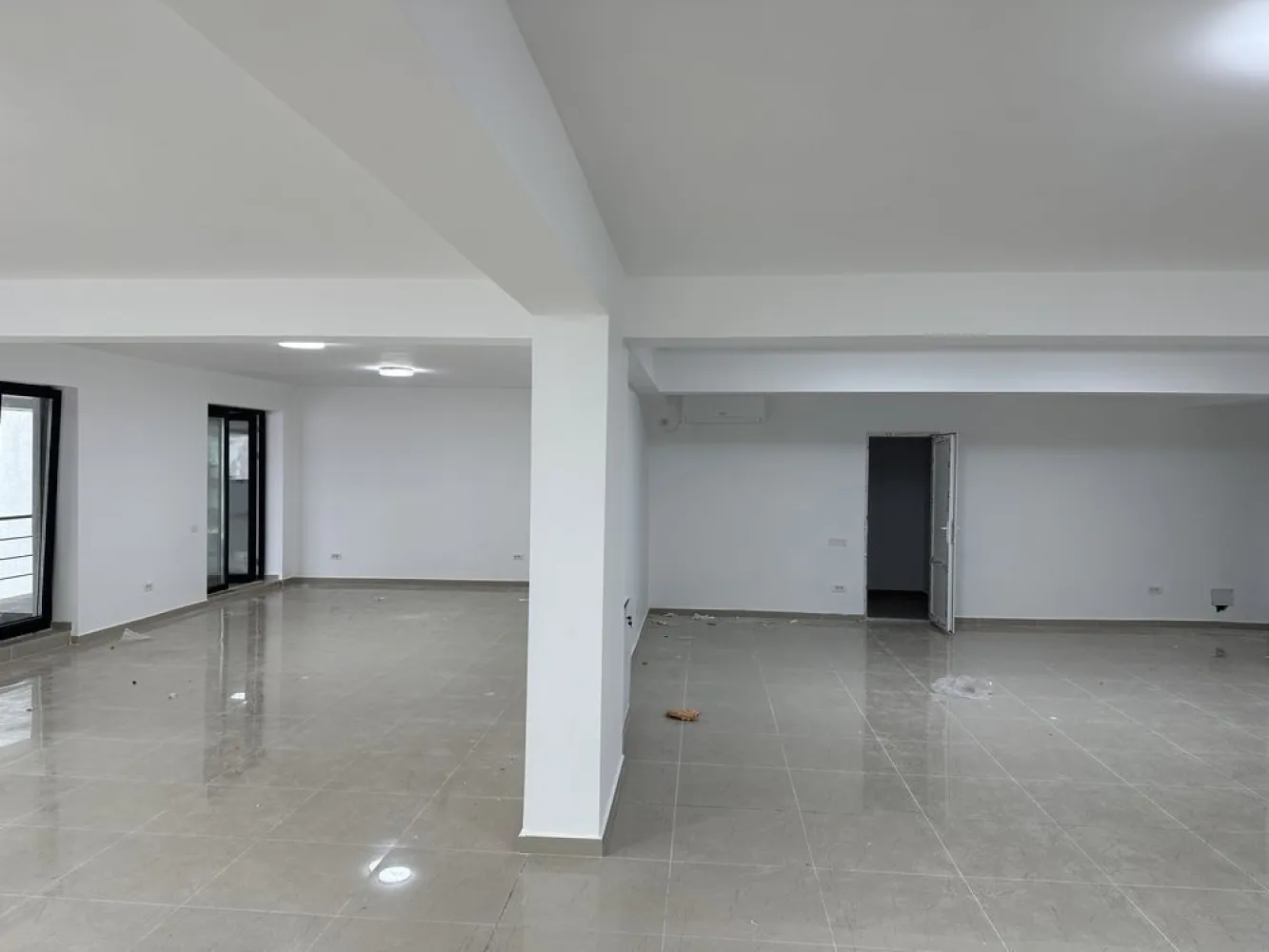 Spatiu Comercial de Inchiriat - Unirii, Pasaj Marasesti, bloc nou 2023 - Spatiu de inchiriat in suprafața de 144.1 mp, 132.1 mp suprafața utila interior + terasa acces 12mp. 
Spațiul se afla imediat lângă Soho Residence Unirii, intr-un bloc nou finalizat in anul 2023, Unirii Mansion situat pe strada Verzisori nr. 18-20. Dispune de 2 locuri de parcare in interiorul complexului, spațiul fiind la prima închiriere, dispune de încălzire in pardoseala pentru un conform termic sporit cât și pentru o economie la factura de gaz. 
Spațiul dispune de o locație ultracentrală, potrivită unui business cu prestanța.
Localizat la doar 200 metri de Maternitatea Bucur, la ieșirea din pasajul Mărășești, după Camera de Comerț și Industrie a României, ITM si la doar 1km de Piața Unirii și in imediata apropiere Timpuri Noi, Nerva Traian cât și cele mai importante puncte centrale de interes ale capitalei, se pretează excelent pentru orice tip de cabinet / Stomatologie / Veterinar / centru de recoltare / avocat / magazin ( dispune de 2 ieșiri / intrări pentru receptie marfa ) / Sediu / Birou de orice tip, cursuri, clase - meditații, diverse activități sau magazine, loc de joaca / aniversare zile onomastice copii, service, showroom, având acces facil pentru clienții dvs datorită poziției spațiului cât și marele avantaj al unei construcții noi in centrul Bucureștiului, nemaiavând de a face cu clasicele probleme ale clădirilor comuniste. 
Este spatiu comercial ca destinație, nu apartament, va puteți desfășura activitatea fără a va lovi de refuzul / pretențiile vecinilor pentru a-și da acordul ca sa puteți funcționa. 
Pentru alte detalii puteți lasa un mesaj aici, pe whatsapp sau ne putem auzi la un telefon. 
Proprietar persoana fizica - fără comision.