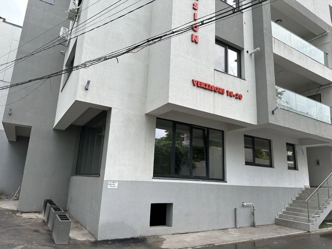 Spatiu Comercial de Inchiriat - Unirii, Pasaj Marasesti, bloc nou 2023 - Spatiu de inchiriat in suprafața de 144.1 mp, 132.1 mp suprafața utila interior + terasa acces 12mp. 
Spațiul se afla imediat lângă Soho Residence Unirii, intr-un bloc nou finalizat in anul 2023, Unirii Mansion situat pe strada Verzisori nr. 18-20. Dispune de 2 locuri de parcare in interiorul complexului, spațiul fiind la prima închiriere, dispune de încălzire in pardoseala pentru un conform termic sporit cât și pentru o economie la factura de gaz. 
Spațiul dispune de o locație ultracentrală, potrivită unui business cu prestanța.
Localizat la doar 200 metri de Maternitatea Bucur, la ieșirea din pasajul Mărășești, după Camera de Comerț și Industrie a României, ITM si la doar 1km de Piața Unirii și in imediata apropiere Timpuri Noi, Nerva Traian cât și cele mai importante puncte centrale de interes ale capitalei, se pretează excelent pentru orice tip de cabinet / Stomatologie / Veterinar / centru de recoltare / avocat / magazin ( dispune de 2 ieșiri / intrări pentru receptie marfa ) / Sediu / Birou de orice tip, cursuri, clase - meditații, diverse activități sau magazine, loc de joaca / aniversare zile onomastice copii, service, showroom, având acces facil pentru clienții dvs datorită poziției spațiului cât și marele avantaj al unei construcții noi in centrul Bucureștiului, nemaiavând de a face cu clasicele probleme ale clădirilor comuniste. 
Este spatiu comercial ca destinație, nu apartament, va puteți desfășura activitatea fără a va lovi de refuzul / pretențiile vecinilor pentru a-și da acordul ca sa puteți funcționa. 
Pentru alte detalii puteți lasa un mesaj aici, pe whatsapp sau ne putem auzi la un telefon. 
Proprietar persoana fizica - fără comision.