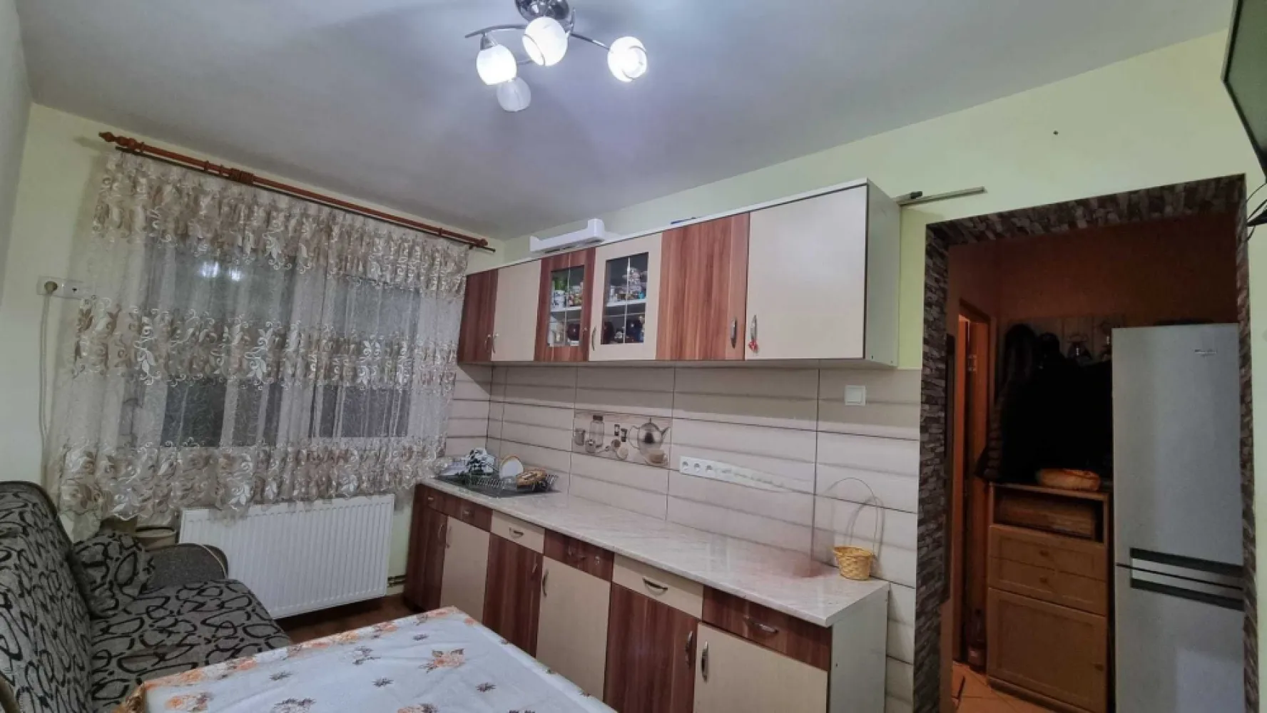 De vanzare apartament 3 camere - De vanzare apartament din caramida, 3 camere, Satu Mare, str. Botizului, etaj 2 din 3, 69mp, balcon inchis, izolat exterior. 65 000 de euro.