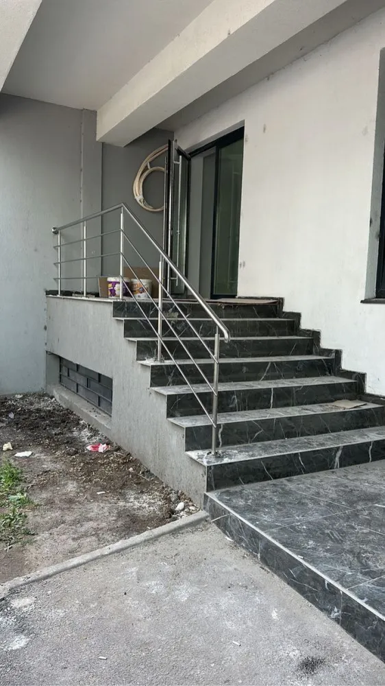 Spatiu Comercial de Inchiriat - Unirii, Pasaj Marasesti, bloc nou 2023 - Spatiu de inchiriat in suprafața de 144.1 mp, 132.1 mp suprafața utila interior + terasa acces 12mp. 
Spațiul se afla imediat lângă Soho Residence Unirii, intr-un bloc nou finalizat in anul 2023, Unirii Mansion situat pe strada Verzisori nr. 18-20. Dispune de 2 locuri de parcare in interiorul complexului, spațiul fiind la prima închiriere, dispune de încălzire in pardoseala pentru un conform termic sporit cât și pentru o economie la factura de gaz. 
Spațiul dispune de o locație ultracentrală, potrivită unui business cu prestanța.
Localizat la doar 200 metri de Maternitatea Bucur, la ieșirea din pasajul Mărășești, după Camera de Comerț și Industrie a României, ITM si la doar 1km de Piața Unirii și in imediata apropiere Timpuri Noi, Nerva Traian cât și cele mai importante puncte centrale de interes ale capitalei, se pretează excelent pentru orice tip de cabinet / Stomatologie / Veterinar / centru de recoltare / avocat / magazin ( dispune de 2 ieșiri / intrări pentru receptie marfa ) / Sediu / Birou de orice tip, cursuri, clase - meditații, diverse activități sau magazine, loc de joaca / aniversare zile onomastice copii, service, showroom, având acces facil pentru clienții dvs datorită poziției spațiului cât și marele avantaj al unei construcții noi in centrul Bucureștiului, nemaiavând de a face cu clasicele probleme ale clădirilor comuniste. 
Este spatiu comercial ca destinație, nu apartament, va puteți desfășura activitatea fără a va lovi de refuzul / pretențiile vecinilor pentru a-și da acordul ca sa puteți funcționa. 
Pentru alte detalii puteți lasa un mesaj aici, pe whatsapp sau ne putem auzi la un telefon. 
Proprietar persoana fizica - fără comision.