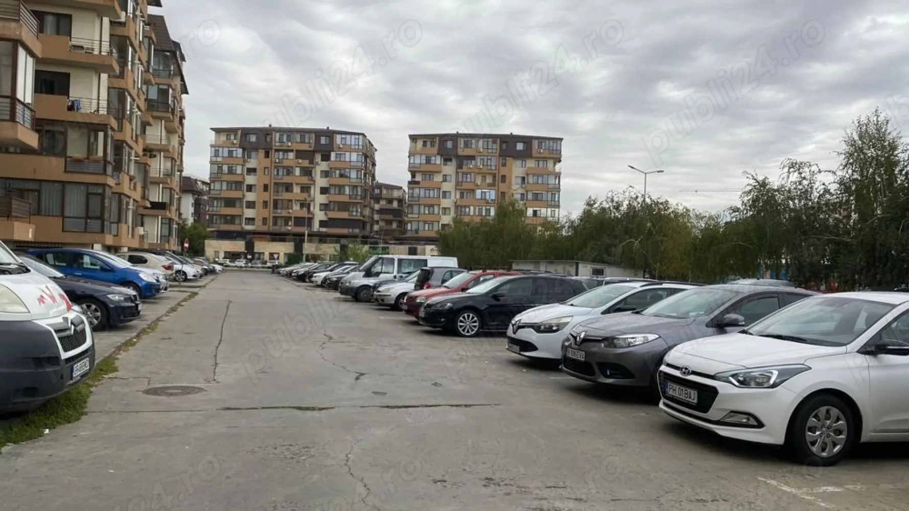 De vânzare Apartament 2 camere - Proprietar vând apartament decomandat 2 camere în Complex Confort Urban Rahova în suprafață de 56,35 mp format din:
- dormitor - 11,57 mp
- living - 17,43 mp
- bucătărie - 7,58 mp
- baie - 4,20 mp
- hol - 6,65 mp
Apartamentul se află într-un cartier liniștit, are centrală proprie, aer condiționat și balcon închis.
În imediata vecinătate se găsesc mai multe centre comerciale printre care Mega Image, Supermarket Coral, Lidl, restaurante, sală de sport, farmacie, saloane de înfrumusețare, instituții de învățământ (grădinițe și școli)
Stație autobuz (117, 227) la 100 m. 
Imobilul se vinde semimobilat

Pentru mai multe poze vă rog să mă contactați.

Accept plata din programul Prima Casă, Casa Nouă, credit ipotecar sau plata cash ( în cont bancar).