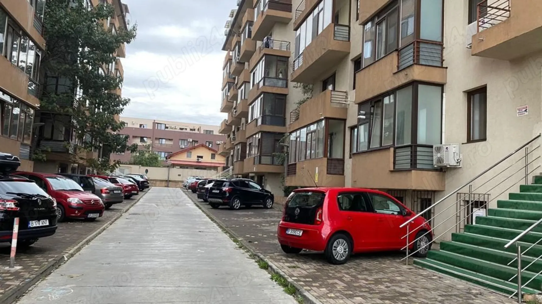 De vânzare Apartament 2 camere - Proprietar vând apartament decomandat 2 camere în Complex Confort Urban Rahova în suprafață de 56,35 mp format din:
- dormitor - 11,57 mp
- living - 17,43 mp
- bucătărie - 7,58 mp
- baie - 4,20 mp
- hol - 6,65 mp
Apartamentul se află într-un cartier liniștit, are centrală proprie, aer condiționat și balcon închis.
În imediata vecinătate se găsesc mai multe centre comerciale printre care Mega Image, Supermarket Coral, Lidl, restaurante, sală de sport, farmacie, saloane de înfrumusețare, instituții de învățământ (grădinițe și școli)
Stație autobuz (117, 227) la 100 m. 
Imobilul se vinde semimobilat

Pentru mai multe poze vă rog să mă contactați.

Accept plata din programul Prima Casă, Casa Nouă, credit ipotecar sau plata cash ( în cont bancar).