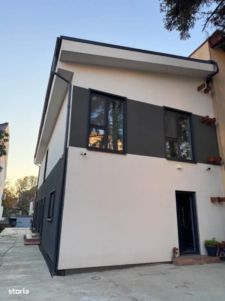 Vila verde cartier Baneasa - Casa in cartier Baneasa, conceputa pentru a deveni independenta energetic, cu aproape zero costuri de întreținere. 
Finisajele premium și elementele de lux, designul modern și tehnologiile de ultimă generație, fac din aceasta o alegere ideala.
Casa are dotări specifice locuințelor pasive: circuit încălzire / racire prin pardoseală conectat la pompa de căldură aer-apă, sistem centralizat de ventilație HVAC cu recuperare de căldură (momentan fara unitatea centrala), sistem SMART de climatizare si panouri fotovoltaice. 
  
- casa pe structura metalica usoara (an finalizare 2024)
- suprafata utila casa: 189mp
- suprafața amprenta la sol: 95mp
- suprafața totala teren:  472mp
- 3 dormitoare
- 3 bai ( 2 dotate cu dus walk-in și 1 cu cadă)
- living open space 
- bucatarie inchisa (16mp)
- camera tehnica
- spații de depozitare
- terasa acoperita
- 2 locuri de parcare (posibilitate de construcție garaj -  se poate oferi proiect
+ execuție)- magazie - poarta auto tip rulou automata
 - pompa de caldura aer-apa Daikin - incalzire si racire in pardoseala Rehau (sistem NEA SMART climatizare)- panouri fotovoltaice 19.5 KW  (contract PPC prosumator)- curent trifazat- sistem HVAC montat la interior (fără unitatea centrala în camera tehnica)- sistem de camere supraveghere - ferestre: PVC SALAMANDER, seria bluEvolution 92 (baghete warm și precadre pentru prevenirea transferului termic)- finisaje premium: lavabila interior STO / riflaj / tencuiala decorativa interior - gresie / faianta premium (dimensiuni placi 60 x 120)- parchet premium - mobila bucatarie premium - mobila premium pe comanda (canapea / dressing + pat dormitor matrimonial)- dotari bai premium (masina de spalat haine si uscator haine)- electrocasnice - bucatarie utilata complet - dotari living (TV Samsung OLED + Soundbar JBL)
- izolatie exterior polistiren grafitat expandat 15cm - izolatie interior celuloza 14cm (pereti si tavane)- folie bariera de vapori (toti peretii interiori)- rigips ignifug + rigips antiumezeala bai- tencuiala decorativa STO - acoperiș tabla click Wetterbest - usa metalica izolata cu vata bazaltica