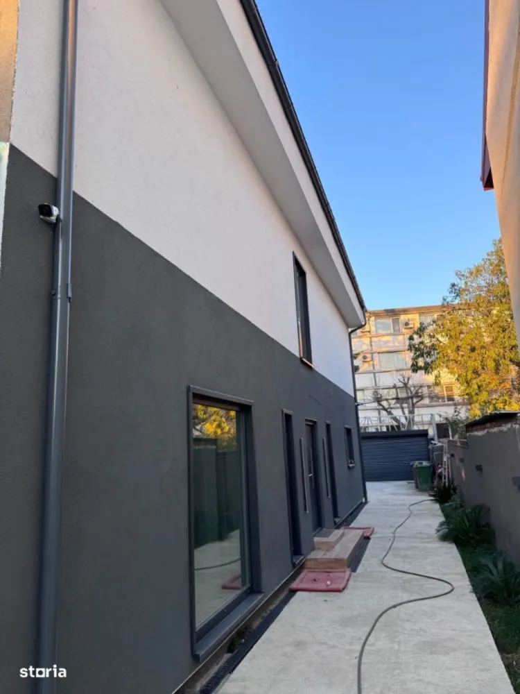 Vila verde cartier Baneasa - Casa in cartier Baneasa, conceputa pentru a deveni independenta energetic, cu aproape zero costuri de întreținere. 
Finisajele premium și elementele de lux, designul modern și tehnologiile de ultimă generație, fac din aceasta o alegere ideala.
Casa are dotări specifice locuințelor pasive: circuit încălzire / racire prin pardoseală conectat la pompa de căldură aer-apă, sistem centralizat de ventilație HVAC cu recuperare de căldură (momentan fara unitatea centrala), sistem SMART de climatizare si panouri fotovoltaice. 
  
- casa pe structura metalica usoara (an finalizare 2024)
- suprafata utila casa: 189mp
- suprafața amprenta la sol: 95mp
- suprafața totala teren:  472mp
- 3 dormitoare
- 3 bai ( 2 dotate cu dus walk-in și 1 cu cadă)
- living open space 
- bucatarie inchisa (16mp)
- camera tehnica
- spații de depozitare
- terasa acoperita
- 2 locuri de parcare (posibilitate de construcție garaj -  se poate oferi proiect
+ execuție)- magazie - poarta auto tip rulou automata
 - pompa de caldura aer-apa Daikin - incalzire si racire in pardoseala Rehau (sistem NEA SMART climatizare)- panouri fotovoltaice 19.5 KW  (contract PPC prosumator)- curent trifazat- sistem HVAC montat la interior (fără unitatea centrala în camera tehnica)- sistem de camere supraveghere - ferestre: PVC SALAMANDER, seria bluEvolution 92 (baghete warm și precadre pentru prevenirea transferului termic)- finisaje premium: lavabila interior STO / riflaj / tencuiala decorativa interior - gresie / faianta premium (dimensiuni placi 60 x 120)- parchet premium - mobila bucatarie premium - mobila premium pe comanda (canapea / dressing + pat dormitor matrimonial)- dotari bai premium (masina de spalat haine si uscator haine)- electrocasnice - bucatarie utilata complet - dotari living (TV Samsung OLED + Soundbar JBL)
- izolatie exterior polistiren grafitat expandat 15cm - izolatie interior celuloza 14cm (pereti si tavane)- folie bariera de vapori (toti peretii interiori)- rigips ignifug + rigips antiumezeala bai- tencuiala decorativa STO - acoperiș tabla click Wetterbest - usa metalica izolata cu vata bazaltica