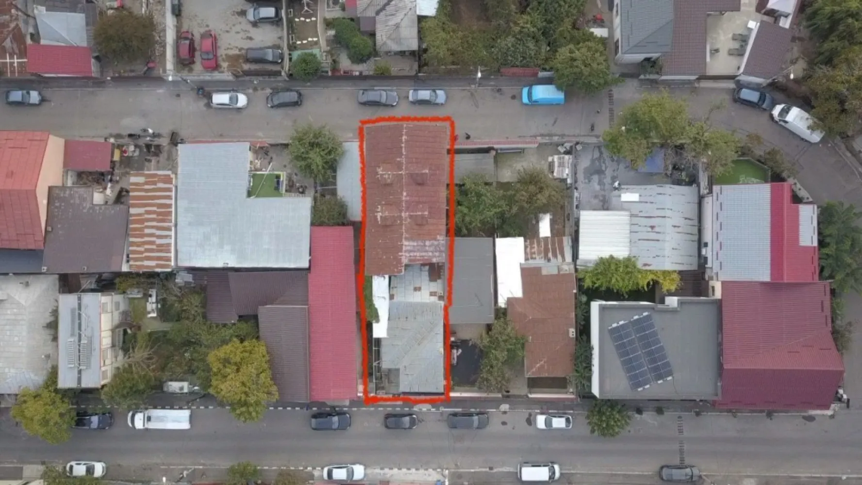 Casă P+1+M, Apărătorii Patriei - Vând doua proprietăți situate în Apărătorii patriei cu întrare din doua străzi. Practic sunt în aceeași curte.
Construcția de tip vila este construita în anul 2000 și dispune de următoarele:
-Parter
-etaj
-mansarda 
La parter regăsiți living, 1 dormitor, bucătărie și baie.
La etaj avem 2 dormitoare, Liviu, bucătărie, baie
Mansarda este în proporție de 70% finalizata. Living, 2 dormitoare, bucătărie și baie.
Suprafata vila construita 375mp. 

Construcția cealaltă (casa bătrâneasca) are o suprafață teren de 125mp, 70mp construcție.
Casa este renovata și dispune de living, 2 dormitoare, bucătărie și baie. 

Proprietățile sunt situate pe strada trei brazi, nr 18 respectiv intrarea trei brazi, nr. 7, sector 4, București. 

Pentru orice alte detalii sau întrebări ma puteți contacta oricând.