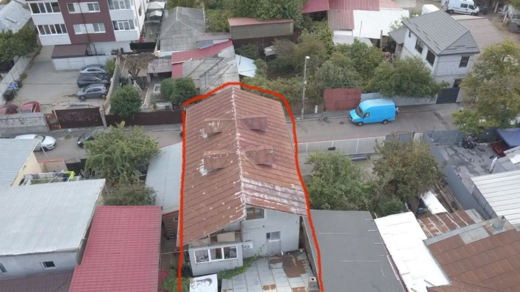 Casă P+1+M, Apărătorii Patriei - Vând doua proprietăți situate în Apărătorii patriei cu întrare din doua străzi. Practic sunt în aceeași curte.
Construcția de tip vila este construita în anul 2000 și dispune de următoarele:
-Parter
-etaj
-mansarda 
La parter regăsiți living, 1 dormitor, bucătărie și baie.
La etaj avem 2 dormitoare, Liviu, bucătărie, baie
Mansarda este în proporție de 70% finalizata. Living, 2 dormitoare, bucătărie și baie.
Suprafata vila construita 375mp. 

Construcția cealaltă (casa bătrâneasca) are o suprafață teren de 125mp, 70mp construcție.
Casa este renovata și dispune de living, 2 dormitoare, bucătărie și baie. 

Proprietățile sunt situate pe strada trei brazi, nr 18 respectiv intrarea trei brazi, nr. 7, sector 4, București. 

Pentru orice alte detalii sau întrebări ma puteți contacta oricând.
