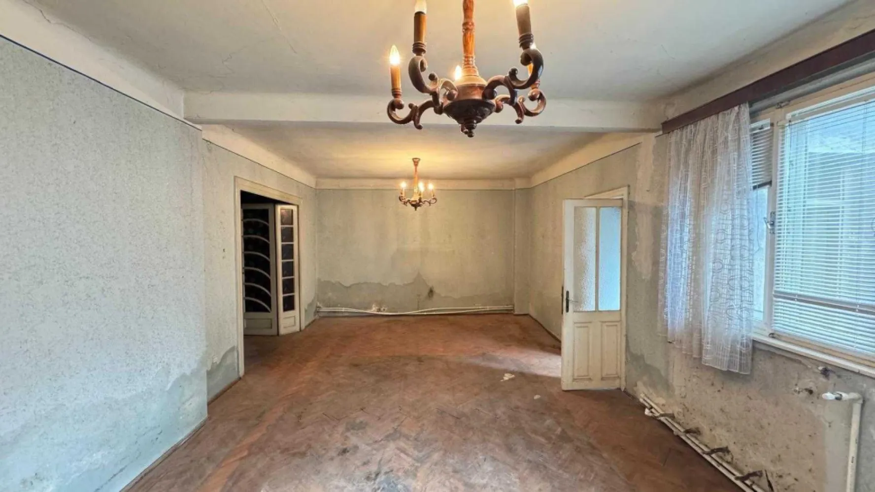 Casa 4 camere Cotroceni - Casa de vânzare în cartierul Cotroceni, 4 camere, bucătărie, baie și vestibul, în suprafață utilă de 99,69 mp, plus pivniță de 12 mp (total suprafață utilă de 111.82 mp.). Imobilul prezintă avantajul acurateței actelor de proprietate, există documente de la dobândirea terenului până în prezent, acesta a fost doar în proprietate privată, nefiind supus legii 112/1995.
Casa se află într-o curte comună cu suprafață totală de 390 mp, din care 195 mp sunt în proprietatea indivizibila acestui imobil. 
Spațiul este dispus pe parter și este compus din 3 dormitoare (un dormitor de 13,46 mp, un dormitor de 15,21 mp, un dormitor de 20,23 mp) și un living de 32 mp. Totodată, casa beneficiază de o pivniță, cu intrare din bucătărie, și pod generos. Necesită renovare totală, cu posibilitatea extinderii spațiului locativ. Casa află într-o zonă liniștită si cu acces rapid la punctele cheie ale orasului. 7 minute de mers pe jos de parcuri și metroul Eroilor, în apropiere se află grădiniță, școală și centru comercial.