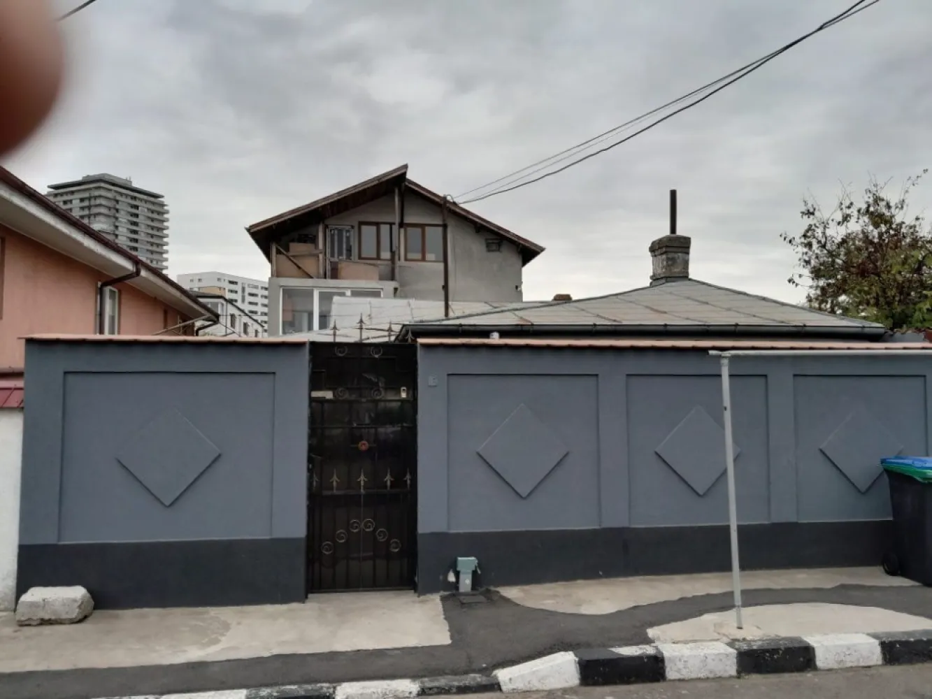 Casă P+1+M, Apărătorii Patriei - Vând doua proprietăți situate în Apărătorii patriei cu întrare din doua străzi. Practic sunt în aceeași curte.
Construcția de tip vila este construita în anul 2000 și dispune de următoarele:
-Parter
-etaj
-mansarda 
La parter regăsiți living, 1 dormitor, bucătărie și baie.
La etaj avem 2 dormitoare, Liviu, bucătărie, baie
Mansarda este în proporție de 70% finalizata. Living, 2 dormitoare, bucătărie și baie.
Suprafata vila construita 375mp. 

Construcția cealaltă (casa bătrâneasca) are o suprafață teren de 125mp, 70mp construcție.
Casa este renovata și dispune de living, 2 dormitoare, bucătărie și baie. 

Proprietățile sunt situate pe strada trei brazi, nr 18 respectiv intrarea trei brazi, nr. 7, sector 4, București. 

Pentru orice alte detalii sau întrebări ma puteți contacta oricând.