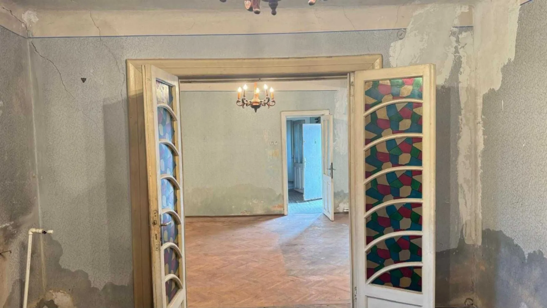 Casa 4 camere Cotroceni - Casa de vânzare în cartierul Cotroceni, 4 camere, bucătărie, baie și vestibul, în suprafață utilă de 99,69 mp, plus pivniță de 12 mp (total suprafață utilă de 111.82 mp.). Imobilul prezintă avantajul acurateței actelor de proprietate, există documente de la dobândirea terenului până în prezent, acesta a fost doar în proprietate privată, nefiind supus legii 112/1995.
Casa se află într-o curte comună cu suprafață totală de 390 mp, din care 195 mp sunt în proprietatea indivizibila acestui imobil. 
Spațiul este dispus pe parter și este compus din 3 dormitoare (un dormitor de 13,46 mp, un dormitor de 15,21 mp, un dormitor de 20,23 mp) și un living de 32 mp. Totodată, casa beneficiază de o pivniță, cu intrare din bucătărie, și pod generos. Necesită renovare totală, cu posibilitatea extinderii spațiului locativ. Casa află într-o zonă liniștită si cu acces rapid la punctele cheie ale orasului. 7 minute de mers pe jos de parcuri și metroul Eroilor, în apropiere se află grădiniță, școală și centru comercial.