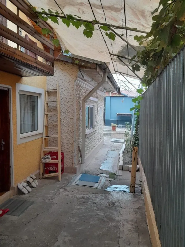 Casă P+1+M, Apărătorii Patriei - Vând doua proprietăți situate în Apărătorii patriei cu întrare din doua străzi. Practic sunt în aceeași curte.
Construcția de tip vila este construita în anul 2000 și dispune de următoarele:
-Parter
-etaj
-mansarda 
La parter regăsiți living, 1 dormitor, bucătărie și baie.
La etaj avem 2 dormitoare, Liviu, bucătărie, baie
Mansarda este în proporție de 70% finalizata. Living, 2 dormitoare, bucătărie și baie.
Suprafata vila construita 375mp. 

Construcția cealaltă (casa bătrâneasca) are o suprafață teren de 125mp, 70mp construcție.
Casa este renovata și dispune de living, 2 dormitoare, bucătărie și baie. 

Proprietățile sunt situate pe strada trei brazi, nr 18 respectiv intrarea trei brazi, nr. 7, sector 4, București. 

Pentru orice alte detalii sau întrebări ma puteți contacta oricând.