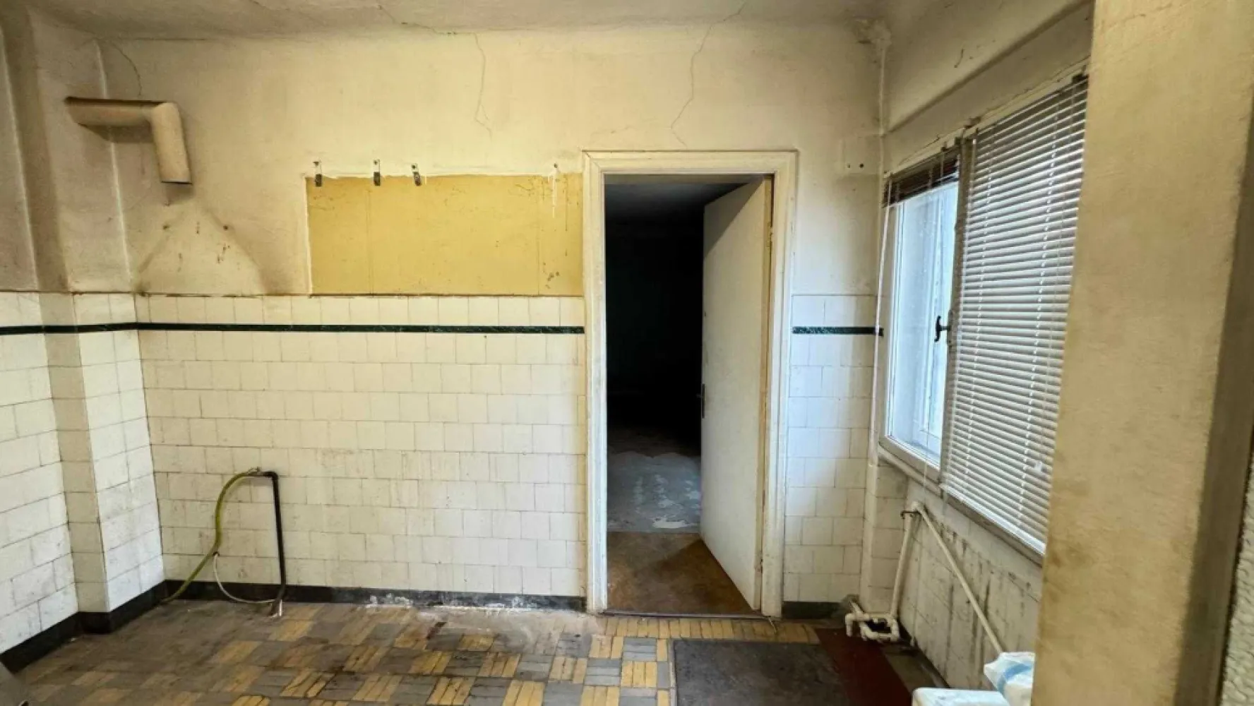 Casa 4 camere Cotroceni - Casa de vânzare în cartierul Cotroceni, 4 camere, bucătărie, baie și vestibul, în suprafață utilă de 99,69 mp, plus pivniță de 12 mp (total suprafață utilă de 111.82 mp.). Imobilul prezintă avantajul acurateței actelor de proprietate, există documente de la dobândirea terenului până în prezent, acesta a fost doar în proprietate privată, nefiind supus legii 112/1995.
Casa se află într-o curte comună cu suprafață totală de 390 mp, din care 195 mp sunt în proprietatea indivizibila acestui imobil. 
Spațiul este dispus pe parter și este compus din 3 dormitoare (un dormitor de 13,46 mp, un dormitor de 15,21 mp, un dormitor de 20,23 mp) și un living de 32 mp. Totodată, casa beneficiază de o pivniță, cu intrare din bucătărie, și pod generos. Necesită renovare totală, cu posibilitatea extinderii spațiului locativ. Casa află într-o zonă liniștită si cu acces rapid la punctele cheie ale orasului. 7 minute de mers pe jos de parcuri și metroul Eroilor, în apropiere se află grădiniță, școală și centru comercial.