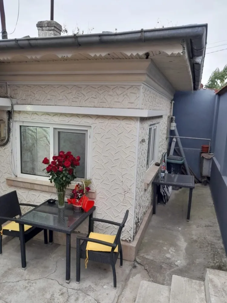 Casă P+1+M, Apărătorii Patriei - Vând doua proprietăți situate în Apărătorii patriei cu întrare din doua străzi. Practic sunt în aceeași curte.
Construcția de tip vila este construita în anul 2000 și dispune de următoarele:
-Parter
-etaj
-mansarda 
La parter regăsiți living, 1 dormitor, bucătărie și baie.
La etaj avem 2 dormitoare, Liviu, bucătărie, baie
Mansarda este în proporție de 70% finalizata. Living, 2 dormitoare, bucătărie și baie.
Suprafata vila construita 375mp. 

Construcția cealaltă (casa bătrâneasca) are o suprafață teren de 125mp, 70mp construcție.
Casa este renovata și dispune de living, 2 dormitoare, bucătărie și baie. 

Proprietățile sunt situate pe strada trei brazi, nr 18 respectiv intrarea trei brazi, nr. 7, sector 4, București. 

Pentru orice alte detalii sau întrebări ma puteți contacta oricând.