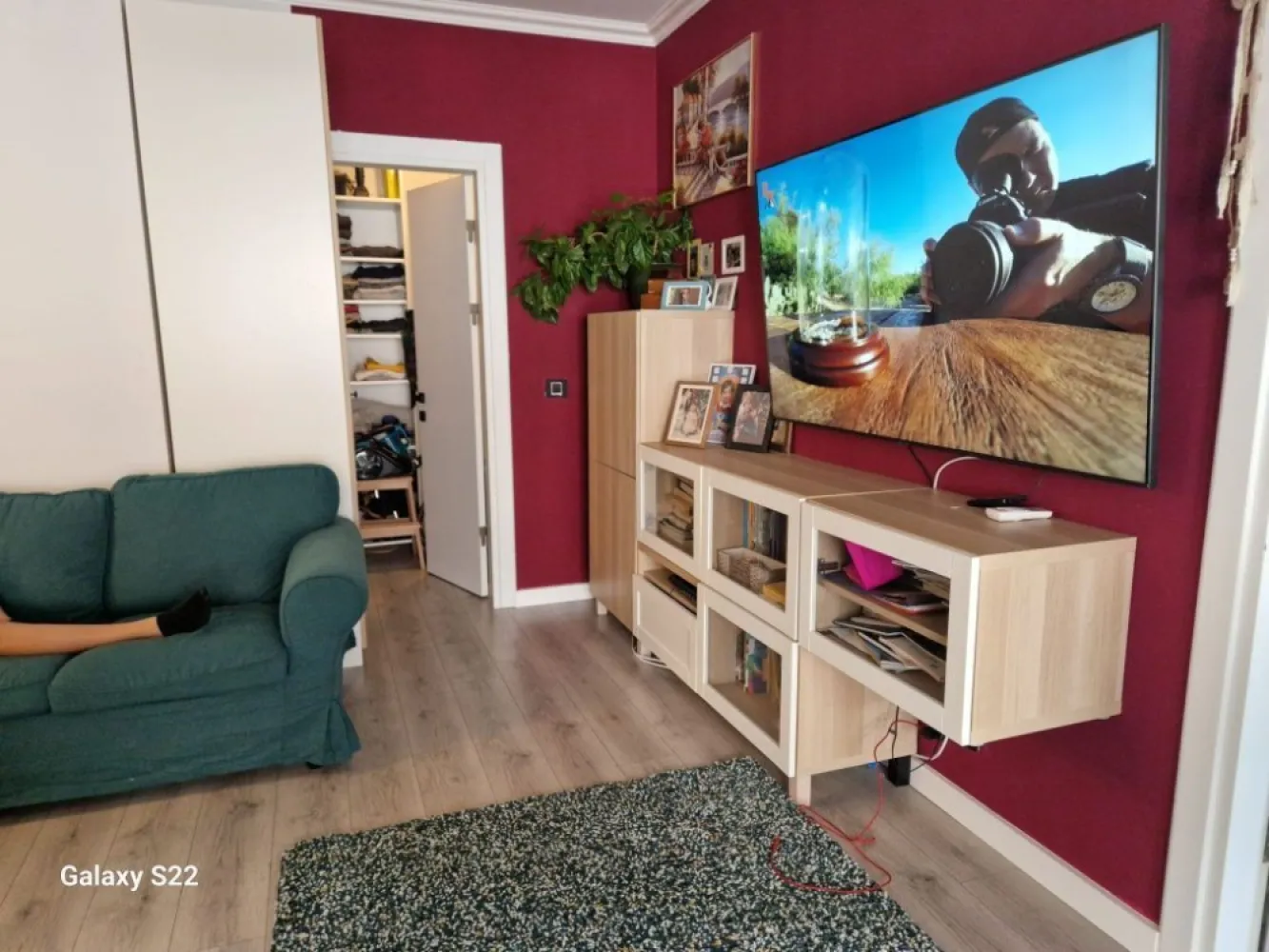 Apartament 4 camere Sisesti- Baneasa - Proprietar, Vand apartament de 4 camere, situat in zona Sisesti, zona ce bifeaza majoritatea punctelor de interes
Este poziționat pe Sos Gheorghe Ionescu Sisesti, stația de autobuz în fsta blocului, la 5 minute de pădurea Băneasa , pe Sos Gh. Ionescu Sisesti.

DESPRE APARTAMENT:

Locuinta este semidecomandata, cu o suprafata utila totala de 92mp din care fac parte 2 balcoane de 6mp.

Complet mobilata si utilata, aceasta dispune de un living de 21mp, 3 dormitoare si 2 bai dar si spatii de depozitare.

Zona linistita, la etajul 2 unui imobil de 4 etaje, bloc tip boutique, 9 apartamente în tot blocul, lift, curte interioara. 
Spatii de depozit bicicleta în curtea blocului sau în parcare subterana, 

Se preda complet mobilat si utilat, gata de mutare.
Aer condiționat, încălzire în pardoseala, termostat pt fiecare camera, video interfon.

Bucatarie complet echipata, 

Loc de parcare inclus in pret!
Blocului dat în folosință în 2023.