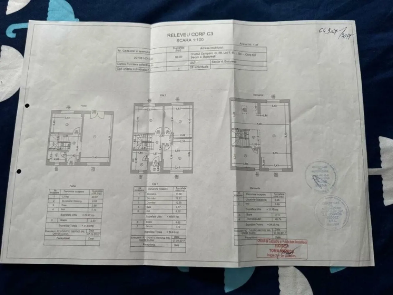 Casa aparatorii patriei sector 4 - Vila P+1+M, 5 camere, utilata si mobilata , Sector 4
Apărătorii Patriei, Bucureşti

5 cam
150 mp
2E

Descriere

Va propunem spre vânzare o vila deosebita, P+1+M, cu 5 camere, intr-o zona super linistită, ferita de agitatia urbana si plina de verdeata . Este situata in Bucuresti, sector 4, zona Berceni-Metalurgiei, cu acces catre toate punctele de interes ( scoli, gradinite, farmacii, supermarketuri, RATB, Metrou Aparatorii Patriei, parcul Tudor Arghezi, noul patinoar etc). Beneficiaza de o suprafata utila totala de 150 mp. Vila are in componenta 2 dormitoare la etaj, 1 dressing si 1 baie iar pe parter regasim un living de 20 mp, o bucatarie de 8,9 mp si baie. Mansarda a este open space si are o suprafata de 54 mp plus uscătorie. Casa are si in dotare o mica curte de 23mp.
Face parte dintr-un ansamblu format din 4 vile cu regim de inaltime P+1+M. Fiecare unitate locativa are un loc de parcare in proprietate, amenajat cu pavele. Confortul termic este asigurat de centrala termica din dotare.

 Toate utilitatile sunt bransate,functionale si contorizate individual.

Structura de rezistenta a vilei este realizata din beton armat, cu compartimentare exterioara din caramida Porotherm de 25 cm si compartimentare interioara din caramida Porotherm de 11.5 cm, izolata termic cu polistiren expandat de 10 cm, peste care este aplicata tencuiala decorativa.

Puncte de interes

Proiectul este amplasat in apropierea bd.Metalurgiei, metroului Aparatorii Patriei, sos.Berceni, in proximitatea marilor centre comerciale din zona de sud a capitalei.

Pozitionarea casei permite acces rapid catre punctele de interes din zona: noul patinoar, scoli, gradinite, unitati medicale, dar si catre multiple centre comerciale din zona: Mega Image, Lidl, piata agro-alimentare, Mall Sun Plaza si catre magistrala M2 Metrou.