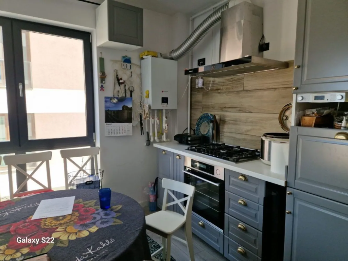 Apartament 4 camere Sisesti- Baneasa - Proprietar, Vand apartament de 4 camere, situat in zona Sisesti, zona ce bifeaza majoritatea punctelor de interes
Este poziționat pe Sos Gheorghe Ionescu Sisesti, stația de autobuz în fsta blocului, la 5 minute de pădurea Băneasa , pe Sos Gh. Ionescu Sisesti.

DESPRE APARTAMENT:

Locuinta este semidecomandata, cu o suprafata utila totala de 92mp din care fac parte 2 balcoane de 6mp.

Complet mobilata si utilata, aceasta dispune de un living de 21mp, 3 dormitoare si 2 bai dar si spatii de depozitare.

Zona linistita, la etajul 2 unui imobil de 4 etaje, bloc tip boutique, 9 apartamente în tot blocul, lift, curte interioara. 
Spatii de depozit bicicleta în curtea blocului sau în parcare subterana, 

Se preda complet mobilat si utilat, gata de mutare.
Aer condiționat, încălzire în pardoseala, termostat pt fiecare camera, video interfon.

Bucatarie complet echipata, 

Loc de parcare inclus in pret!
Blocului dat în folosință în 2023.