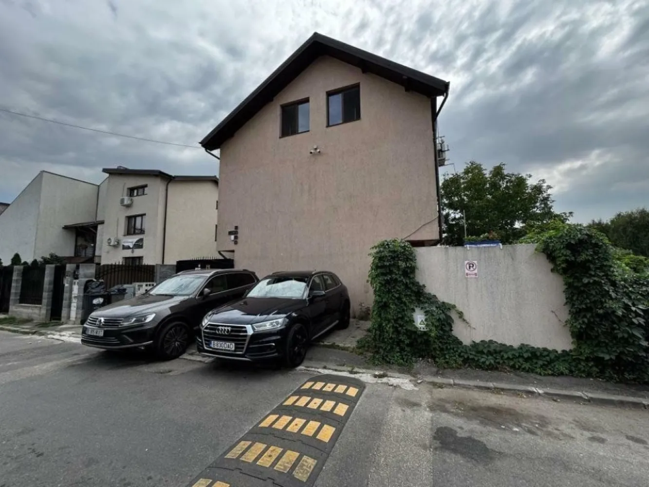 Casa aparatorii patriei sector 4 - Vila P+1+M, 5 camere, utilata si mobilata , Sector 4
Apărătorii Patriei, Bucureşti

5 cam
150 mp
2E

Descriere

Va propunem spre vânzare o vila deosebita, P+1+M, cu 5 camere, intr-o zona super linistită, ferita de agitatia urbana si plina de verdeata . Este situata in Bucuresti, sector 4, zona Berceni-Metalurgiei, cu acces catre toate punctele de interes ( scoli, gradinite, farmacii, supermarketuri, RATB, Metrou Aparatorii Patriei, parcul Tudor Arghezi, noul patinoar etc). Beneficiaza de o suprafata utila totala de 150 mp. Vila are in componenta 2 dormitoare la etaj, 1 dressing si 1 baie iar pe parter regasim un living de 20 mp, o bucatarie de 8,9 mp si baie. Mansarda a este open space si are o suprafata de 54 mp plus uscătorie. Casa are si in dotare o mica curte de 23mp.
Face parte dintr-un ansamblu format din 4 vile cu regim de inaltime P+1+M. Fiecare unitate locativa are un loc de parcare in proprietate, amenajat cu pavele. Confortul termic este asigurat de centrala termica din dotare.

 Toate utilitatile sunt bransate,functionale si contorizate individual.

Structura de rezistenta a vilei este realizata din beton armat, cu compartimentare exterioara din caramida Porotherm de 25 cm si compartimentare interioara din caramida Porotherm de 11.5 cm, izolata termic cu polistiren expandat de 10 cm, peste care este aplicata tencuiala decorativa.

Puncte de interes

Proiectul este amplasat in apropierea bd.Metalurgiei, metroului Aparatorii Patriei, sos.Berceni, in proximitatea marilor centre comerciale din zona de sud a capitalei.

Pozitionarea casei permite acces rapid catre punctele de interes din zona: noul patinoar, scoli, gradinite, unitati medicale, dar si catre multiple centre comerciale din zona: Mega Image, Lidl, piata agro-alimentare, Mall Sun Plaza si catre magistrala M2 Metrou.