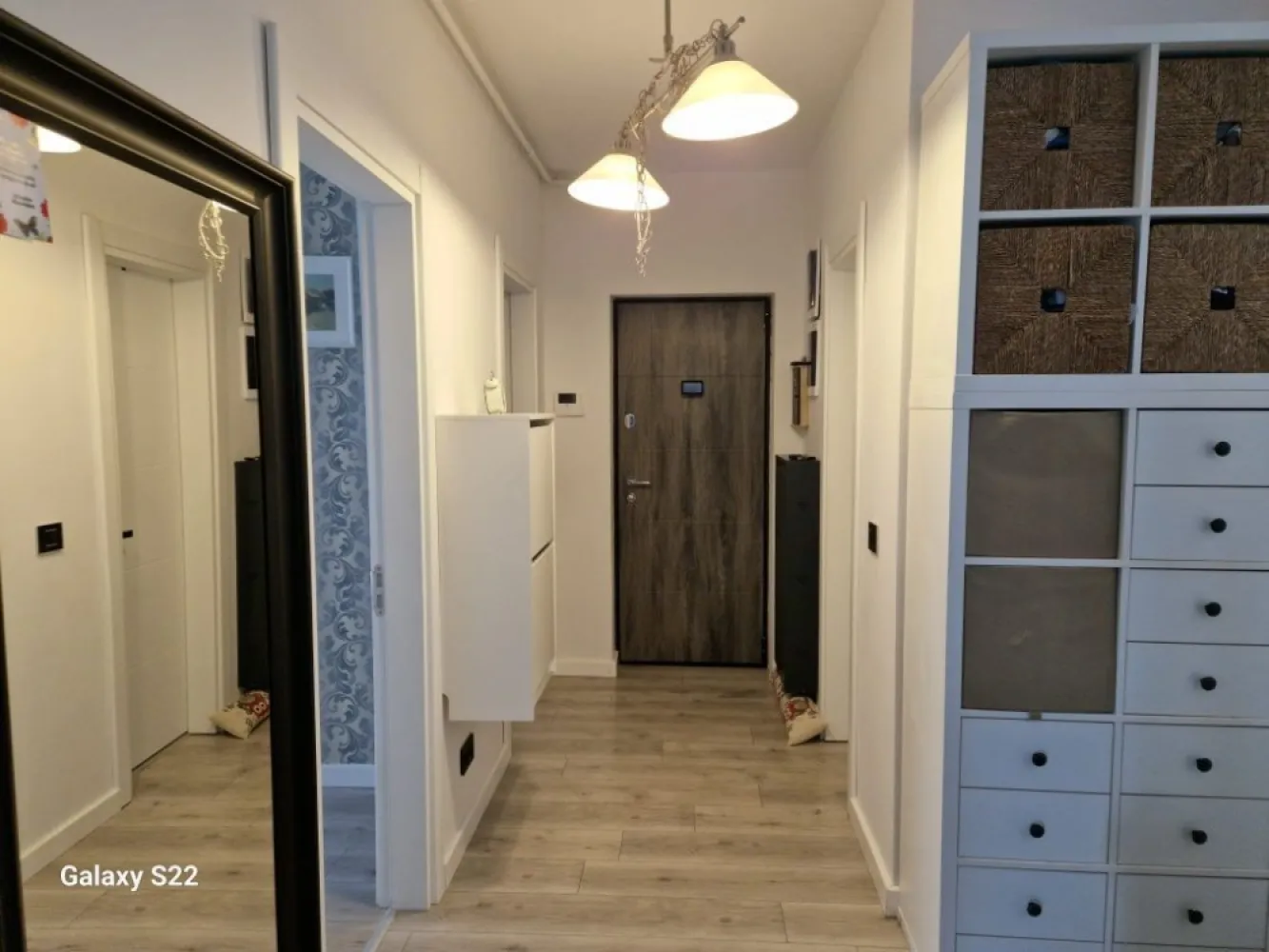 Apartament 4 camere Sisesti- Baneasa - Proprietar, Vand apartament de 4 camere, situat in zona Sisesti, zona ce bifeaza majoritatea punctelor de interes
Este poziționat pe Sos Gheorghe Ionescu Sisesti, stația de autobuz în fsta blocului, la 5 minute de pădurea Băneasa , pe Sos Gh. Ionescu Sisesti.

DESPRE APARTAMENT:

Locuinta este semidecomandata, cu o suprafata utila totala de 92mp din care fac parte 2 balcoane de 6mp.

Complet mobilata si utilata, aceasta dispune de un living de 21mp, 3 dormitoare si 2 bai dar si spatii de depozitare.

Zona linistita, la etajul 2 unui imobil de 4 etaje, bloc tip boutique, 9 apartamente în tot blocul, lift, curte interioara. 
Spatii de depozit bicicleta în curtea blocului sau în parcare subterana, 

Se preda complet mobilat si utilat, gata de mutare.
Aer condiționat, încălzire în pardoseala, termostat pt fiecare camera, video interfon.

Bucatarie complet echipata, 

Loc de parcare inclus in pret!
Blocului dat în folosință în 2023.
