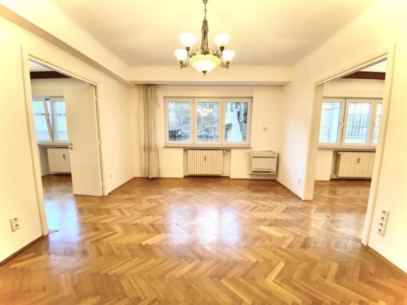 3 camere parter renovat zona Icoanei/Rosetti - Situat la coltul Str. Thomas Masaryk cu Str. Jean Louis Calderon in bloc construit 1930-1940 incadrat fara risc seismic.

Apartamentul este usor accesibil la parter si cu deschideri intre camere poate fi pretabil ca birou sau cabinet privat. Vedere catre gang/curte interioara, ferit de strada.

Beneficiaza; de dublu acces pe casa scarii cat si secundar din curtea interioara, mplu spatiu de depozitare si boxa la subsolul cladirii.

Renovat si oferit cu electrocasnice (frigider, masina de spalat) si bucatarie complet mobilata.

Pentru mai multe date sau programarea unei vizionari rog contact pe mail.