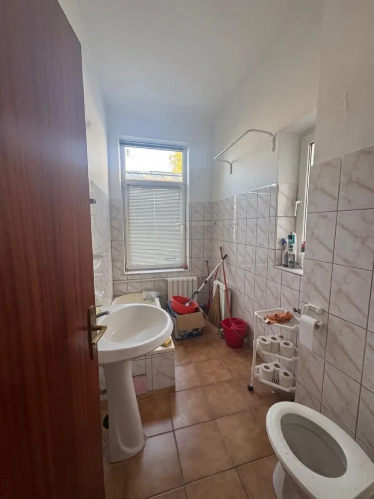 Casa de vanzare langa Parcul Carol - Casă de vânzare la doar cateva minute de Parcul Carol si Piata Unirii, pe str. Lamaitei, casa D- P+1 

Dotari: centrala termica proprie.

Proprietatea este spatioasa, eficient compartimentata, incaperi generoase si luminoase.
Este ideal ca si rezidenta pentru o firma care doreste sa isi desfasoare activitatea intr-un mediu placut, aproape de centrul orasului!
