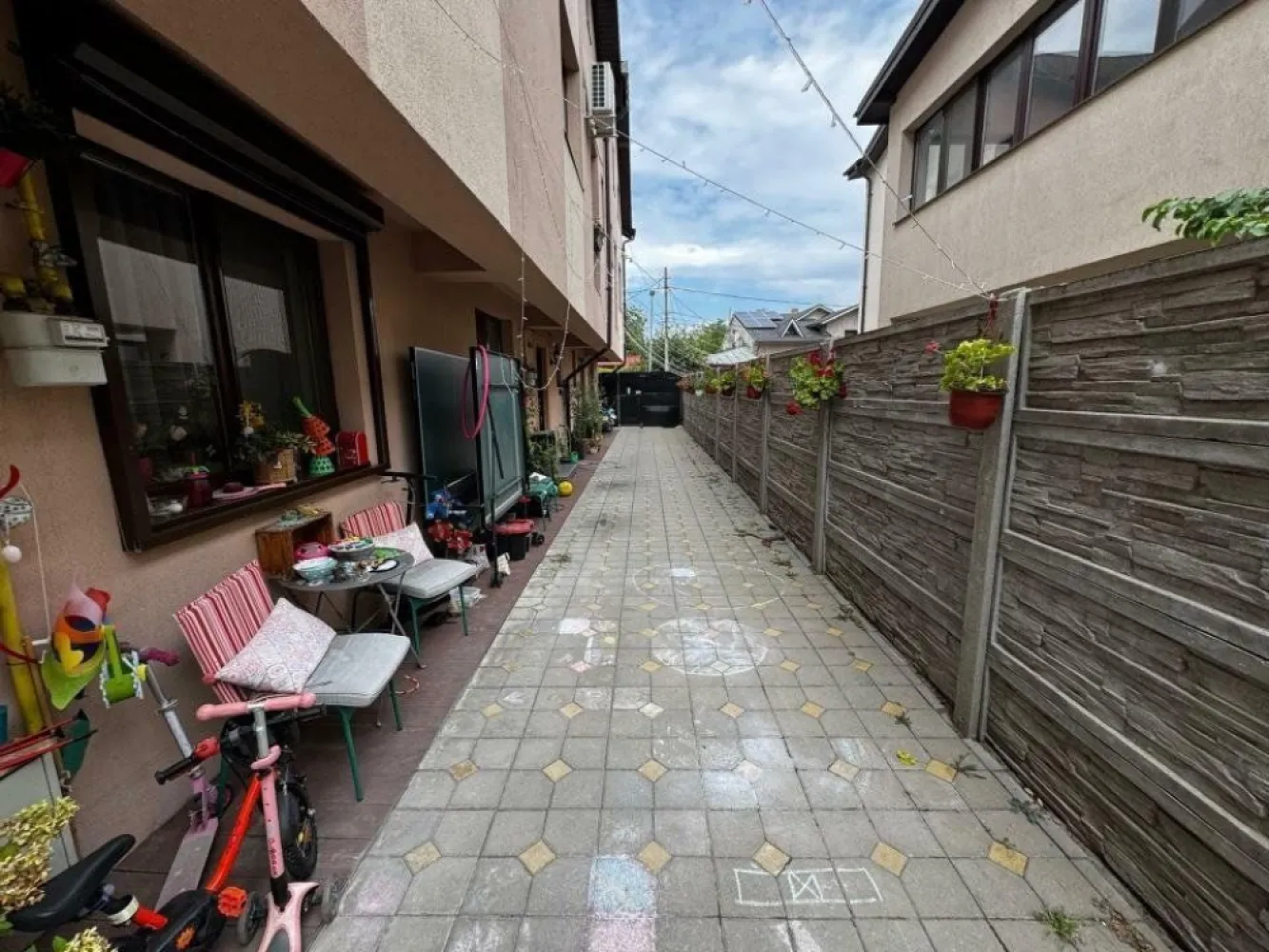 Casa aparatorii patriei sector 4 - Vila P+1+M, 5 camere, utilata si mobilata , Sector 4
Apărătorii Patriei, Bucureşti

5 cam
150 mp
2E

Descriere

Va propunem spre vânzare o vila deosebita, P+1+M, cu 5 camere, intr-o zona super linistită, ferita de agitatia urbana si plina de verdeata . Este situata in Bucuresti, sector 4, zona Berceni-Metalurgiei, cu acces catre toate punctele de interes ( scoli, gradinite, farmacii, supermarketuri, RATB, Metrou Aparatorii Patriei, parcul Tudor Arghezi, noul patinoar etc). Beneficiaza de o suprafata utila totala de 150 mp. Vila are in componenta 2 dormitoare la etaj, 1 dressing si 1 baie iar pe parter regasim un living de 20 mp, o bucatarie de 8,9 mp si baie. Mansarda a este open space si are o suprafata de 54 mp plus uscătorie. Casa are si in dotare o mica curte de 23mp.
Face parte dintr-un ansamblu format din 4 vile cu regim de inaltime P+1+M. Fiecare unitate locativa are un loc de parcare in proprietate, amenajat cu pavele. Confortul termic este asigurat de centrala termica din dotare.

 Toate utilitatile sunt bransate,functionale si contorizate individual.

Structura de rezistenta a vilei este realizata din beton armat, cu compartimentare exterioara din caramida Porotherm de 25 cm si compartimentare interioara din caramida Porotherm de 11.5 cm, izolata termic cu polistiren expandat de 10 cm, peste care este aplicata tencuiala decorativa.

Puncte de interes

Proiectul este amplasat in apropierea bd.Metalurgiei, metroului Aparatorii Patriei, sos.Berceni, in proximitatea marilor centre comerciale din zona de sud a capitalei.

Pozitionarea casei permite acces rapid catre punctele de interes din zona: noul patinoar, scoli, gradinite, unitati medicale, dar si catre multiple centre comerciale din zona: Mega Image, Lidl, piata agro-alimentare, Mall Sun Plaza si catre magistrala M2 Metrou.
