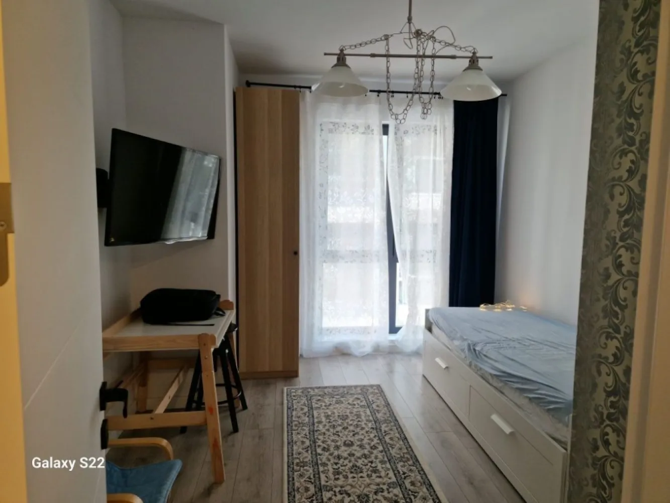 Apartament 4 camere Sisesti- Baneasa - Proprietar, Vand apartament de 4 camere, situat in zona Sisesti, zona ce bifeaza majoritatea punctelor de interes
Este poziționat pe Sos Gheorghe Ionescu Sisesti, stația de autobuz în fsta blocului, la 5 minute de pădurea Băneasa , pe Sos Gh. Ionescu Sisesti.

DESPRE APARTAMENT:

Locuinta este semidecomandata, cu o suprafata utila totala de 92mp din care fac parte 2 balcoane de 6mp.

Complet mobilata si utilata, aceasta dispune de un living de 21mp, 3 dormitoare si 2 bai dar si spatii de depozitare.

Zona linistita, la etajul 2 unui imobil de 4 etaje, bloc tip boutique, 9 apartamente în tot blocul, lift, curte interioara. 
Spatii de depozit bicicleta în curtea blocului sau în parcare subterana, 

Se preda complet mobilat si utilat, gata de mutare.
Aer condiționat, încălzire în pardoseala, termostat pt fiecare camera, video interfon.

Bucatarie complet echipata, 

Loc de parcare inclus in pret!
Blocului dat în folosință în 2023.