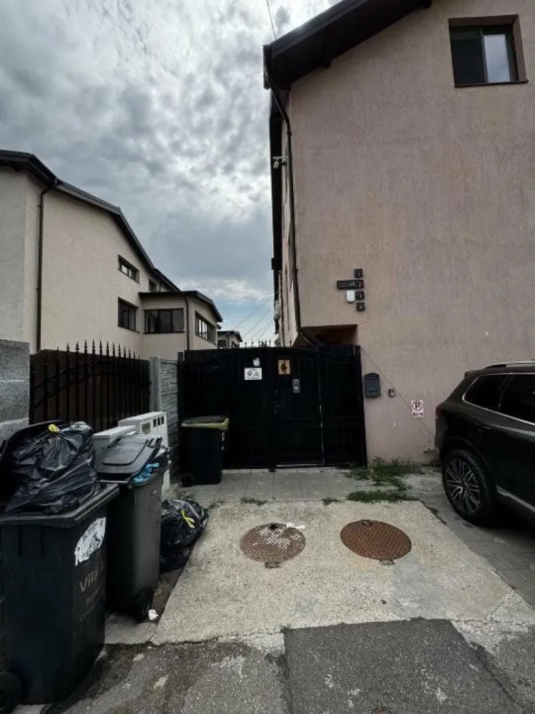 Casa aparatorii patriei sector 4 - Vila P+1+M, 5 camere, utilata si mobilata , Sector 4
Apărătorii Patriei, Bucureşti

5 cam
150 mp
2E

Descriere

Va propunem spre vânzare o vila deosebita, P+1+M, cu 5 camere, intr-o zona super linistită, ferita de agitatia urbana si plina de verdeata . Este situata in Bucuresti, sector 4, zona Berceni-Metalurgiei, cu acces catre toate punctele de interes ( scoli, gradinite, farmacii, supermarketuri, RATB, Metrou Aparatorii Patriei, parcul Tudor Arghezi, noul patinoar etc). Beneficiaza de o suprafata utila totala de 150 mp. Vila are in componenta 2 dormitoare la etaj, 1 dressing si 1 baie iar pe parter regasim un living de 20 mp, o bucatarie de 8,9 mp si baie. Mansarda a este open space si are o suprafata de 54 mp plus uscătorie. Casa are si in dotare o mica curte de 23mp.
Face parte dintr-un ansamblu format din 4 vile cu regim de inaltime P+1+M. Fiecare unitate locativa are un loc de parcare in proprietate, amenajat cu pavele. Confortul termic este asigurat de centrala termica din dotare.

 Toate utilitatile sunt bransate,functionale si contorizate individual.

Structura de rezistenta a vilei este realizata din beton armat, cu compartimentare exterioara din caramida Porotherm de 25 cm si compartimentare interioara din caramida Porotherm de 11.5 cm, izolata termic cu polistiren expandat de 10 cm, peste care este aplicata tencuiala decorativa.

Puncte de interes

Proiectul este amplasat in apropierea bd.Metalurgiei, metroului Aparatorii Patriei, sos.Berceni, in proximitatea marilor centre comerciale din zona de sud a capitalei.

Pozitionarea casei permite acces rapid catre punctele de interes din zona: noul patinoar, scoli, gradinite, unitati medicale, dar si catre multiple centre comerciale din zona: Mega Image, Lidl, piata agro-alimentare, Mall Sun Plaza si catre magistrala M2 Metrou.
