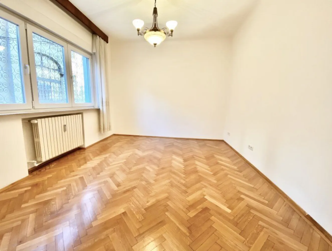 3 camere parter renovat zona Icoanei/Rosetti - Situat la coltul Str. Thomas Masaryk cu Str. Jean Louis Calderon in bloc construit 1930-1940 incadrat fara risc seismic.

Apartamentul este usor accesibil la parter si cu deschideri intre camere poate fi pretabil ca birou sau cabinet privat. Vedere catre gang/curte interioara, ferit de strada.

Beneficiaza; de dublu acces pe casa scarii cat si secundar din curtea interioara, mplu spatiu de depozitare si boxa la subsolul cladirii.

Renovat si oferit cu electrocasnice (frigider, masina de spalat) si bucatarie complet mobilata.

Pentru mai multe date sau programarea unei vizionari rog contact pe mail.