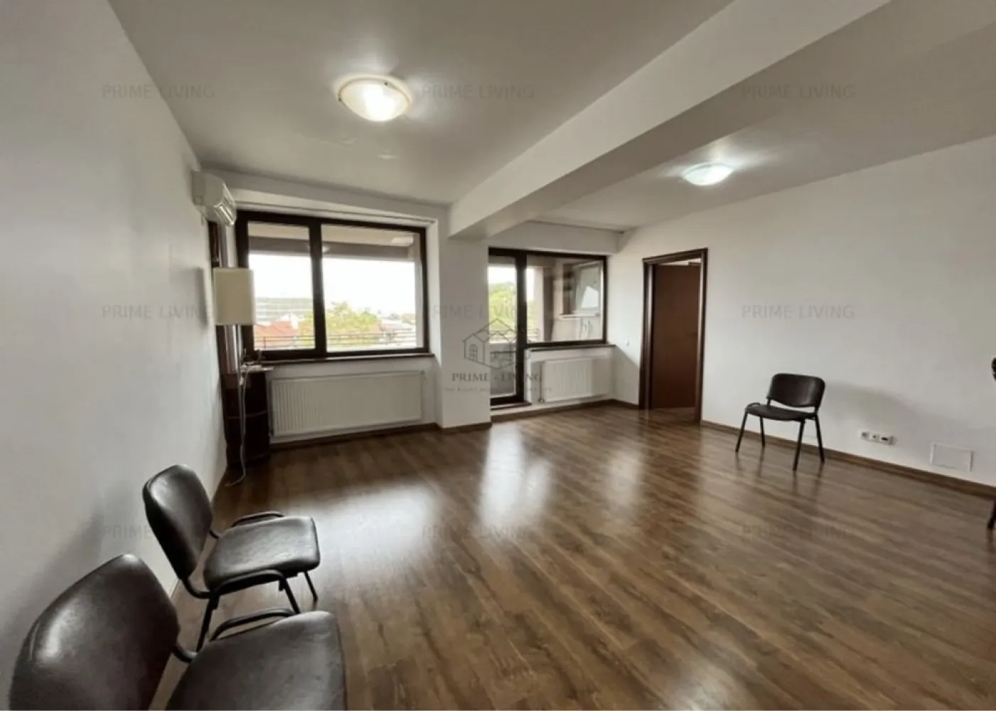 Unirii Tineretului Parc Carol - Comision 0% pentru cumparator.
Agentie imobiliara AllHouse vinde in exclusivitate apartament 3 camere semidecomandat.
Living openspace cu bucataria.
1 Dormitor matrimonial cu baie proprie.
1 Dormitor cu baie separat.
2 Holuri.
1 Balcon tip logie de 7 mp.
Imobil din 2008 tip boutique cu 18 apartamente.
Etaj 3/5 cu lift.
Vedere catre Parcul Carol.
Loc de parcare in subteran inclus in pret.
Pret fix!
