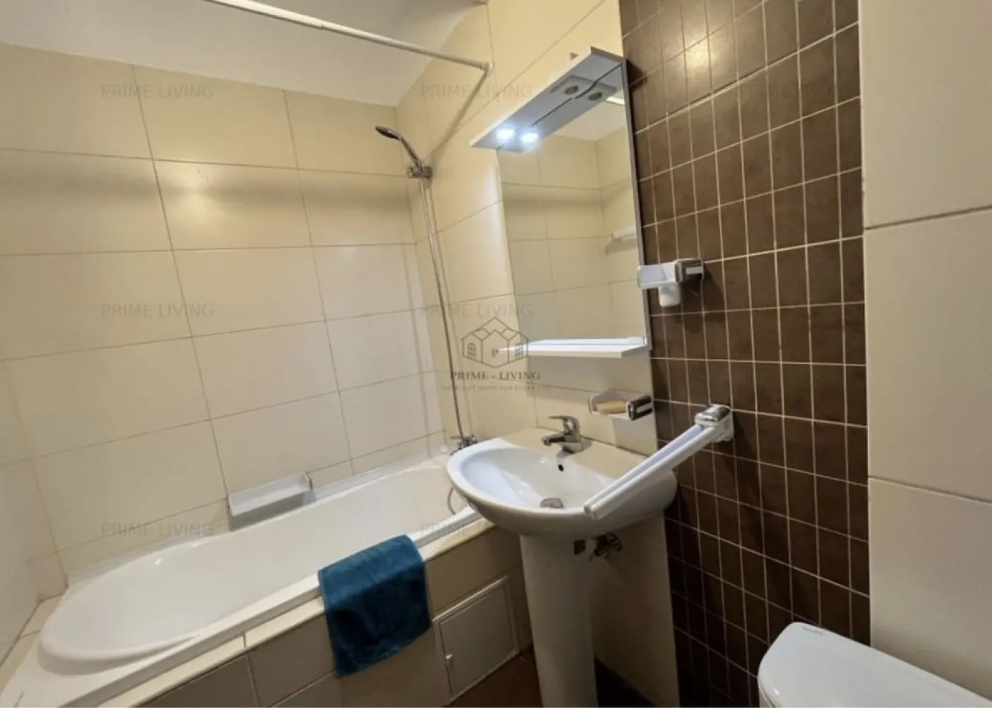 Unirii Tineretului Parc Carol - Comision 0% pentru cumparator.
Agentie imobiliara AllHouse vinde in exclusivitate apartament 3 camere semidecomandat.
Living openspace cu bucataria.
1 Dormitor matrimonial cu baie proprie.
1 Dormitor cu baie separat.
2 Holuri.
1 Balcon tip logie de 7 mp.
Imobil din 2008 tip boutique cu 18 apartamente.
Etaj 3/5 cu lift.
Vedere catre Parcul Carol.
Loc de parcare in subteran inclus in pret.
Pret fix!