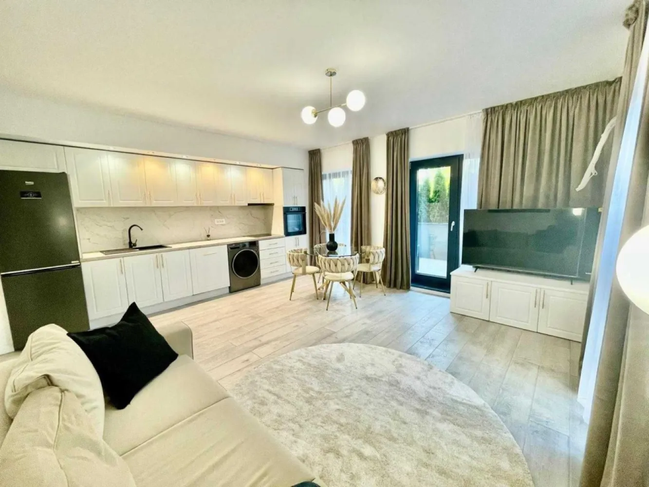 Proprietar 3 camere+gradina mobilat si utilat 1 Mai Domenii Herastrau - Direct proprietar, vand apartament nou, cu 3 camere, decomandat, situat in complexul rezidential Parcului20, blocul 2, parter. Locatia este excelenta, intr-o zona linistita, plina de verdeata si inconjurata de case, la cateva minute de parcul Agronomiei. Viitoarea statie de metrou Pajura este situata la 5 minute de mers pe jos.

Complexul Parcului 20, este un proiect finalizat in anul trecut, dupa cele mai noi standarde de constructie in domeniu: faţada izolată cu vată minerală bazaltică şi placată parţial cu ALUCOBOND, tâmplăria SALAMANDER cu 6 camere şi cu sticlă Saint Gobain tripan, sistemul de încălzire în pardoseală REHAU, sistem supraveghere video, videointerfon, agent de paza permanent.
Complexul Parcului 20 beneficiaza de parc privat de 3.000 mp, care include arbori, plante perene si zone de relaxare.

Apartamentul este nou, constructie 2023, situat la parter si beneficiaza de o gradina superba de 40 mp plina de verdeata. Are o suprafata utila de 60mp si o suprafata totala de 100mp.
Este impartit in: hol intrare, living+bucatarie, dormitor matrimonial, dormitor, 2 bai si gradina

Apartamentul se vinde mobilat si utilat complet, exact ca in fotografii, cu finisaje, mobilier si electrocasnice de calitate superioara.
Beneficiaza de dotari premium precum: pat dublu matrimonial, pat simplu cu lada de depozitare, canapea extensibila, dressinguri spatioase, combina frigorifica Beko, cuptor si plita electrice Gorenje, chiuveta granit compozit, masina de spalat cu uscator Beko, masina de spalat vase Gorenje, televizor LED Smart Hisense, diagonala 150cm, set mobilier terasa, diverse decoratiuni, etc.

Pret: 170.000 Eur+TVA