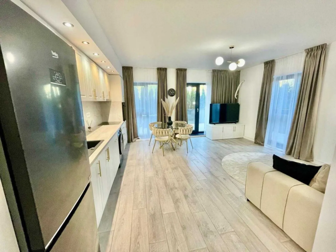 Proprietar 3 camere+gradina mobilat si utilat 1 Mai Domenii Herastrau - Direct proprietar, vand apartament nou, cu 3 camere, decomandat, situat in complexul rezidential Parcului20, blocul 2, parter. Locatia este excelenta, intr-o zona linistita, plina de verdeata si inconjurata de case, la cateva minute de parcul Agronomiei. Viitoarea statie de metrou Pajura este situata la 5 minute de mers pe jos.

Complexul Parcului 20, este un proiect finalizat in anul trecut, dupa cele mai noi standarde de constructie in domeniu: faţada izolată cu vată minerală bazaltică şi placată parţial cu ALUCOBOND, tâmplăria SALAMANDER cu 6 camere şi cu sticlă Saint Gobain tripan, sistemul de încălzire în pardoseală REHAU, sistem supraveghere video, videointerfon, agent de paza permanent.
Complexul Parcului 20 beneficiaza de parc privat de 3.000 mp, care include arbori, plante perene si zone de relaxare.

Apartamentul este nou, constructie 2023, situat la parter si beneficiaza de o gradina superba de 40 mp plina de verdeata. Are o suprafata utila de 60mp si o suprafata totala de 100mp.
Este impartit in: hol intrare, living+bucatarie, dormitor matrimonial, dormitor, 2 bai si gradina

Apartamentul se vinde mobilat si utilat complet, exact ca in fotografii, cu finisaje, mobilier si electrocasnice de calitate superioara.
Beneficiaza de dotari premium precum: pat dublu matrimonial, pat simplu cu lada de depozitare, canapea extensibila, dressinguri spatioase, combina frigorifica Beko, cuptor si plita electrice Gorenje, chiuveta granit compozit, masina de spalat cu uscator Beko, masina de spalat vase Gorenje, televizor LED Smart Hisense, diagonala 150cm, set mobilier terasa, diverse decoratiuni, etc.

Pret: 170.000 Eur+TVA