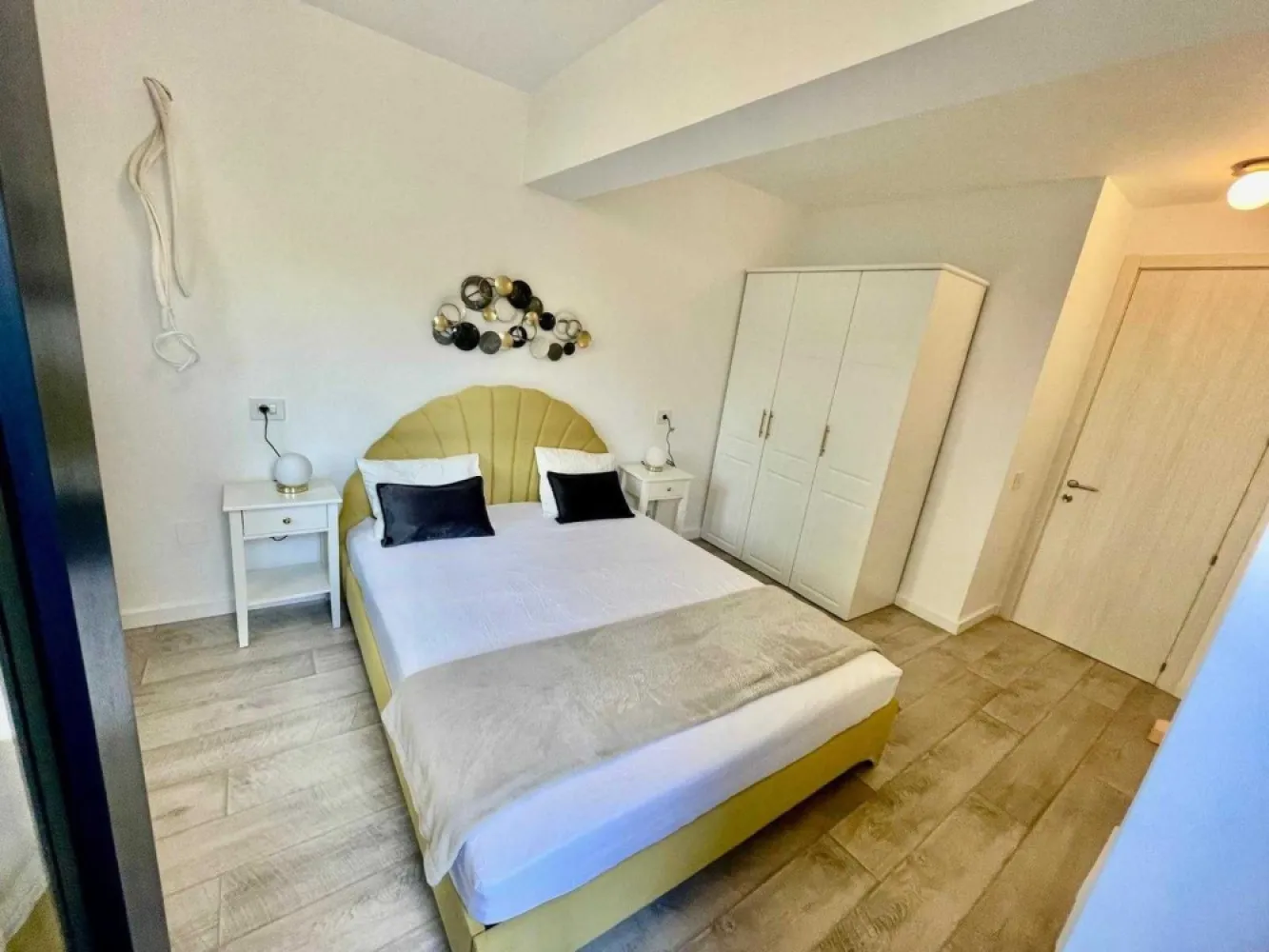 Proprietar 3 camere+gradina mobilat si utilat 1 Mai Domenii Herastrau - Direct proprietar, vand apartament nou, cu 3 camere, decomandat, situat in complexul rezidential Parcului20, blocul 2, parter. Locatia este excelenta, intr-o zona linistita, plina de verdeata si inconjurata de case, la cateva minute de parcul Agronomiei. Viitoarea statie de metrou Pajura este situata la 5 minute de mers pe jos.

Complexul Parcului 20, este un proiect finalizat in anul trecut, dupa cele mai noi standarde de constructie in domeniu: faţada izolată cu vată minerală bazaltică şi placată parţial cu ALUCOBOND, tâmplăria SALAMANDER cu 6 camere şi cu sticlă Saint Gobain tripan, sistemul de încălzire în pardoseală REHAU, sistem supraveghere video, videointerfon, agent de paza permanent.
Complexul Parcului 20 beneficiaza de parc privat de 3.000 mp, care include arbori, plante perene si zone de relaxare.

Apartamentul este nou, constructie 2023, situat la parter si beneficiaza de o gradina superba de 40 mp plina de verdeata. Are o suprafata utila de 60mp si o suprafata totala de 100mp.
Este impartit in: hol intrare, living+bucatarie, dormitor matrimonial, dormitor, 2 bai si gradina

Apartamentul se vinde mobilat si utilat complet, exact ca in fotografii, cu finisaje, mobilier si electrocasnice de calitate superioara.
Beneficiaza de dotari premium precum: pat dublu matrimonial, pat simplu cu lada de depozitare, canapea extensibila, dressinguri spatioase, combina frigorifica Beko, cuptor si plita electrice Gorenje, chiuveta granit compozit, masina de spalat cu uscator Beko, masina de spalat vase Gorenje, televizor LED Smart Hisense, diagonala 150cm, set mobilier terasa, diverse decoratiuni, etc.

Pret: 170.000 Eur+TVA