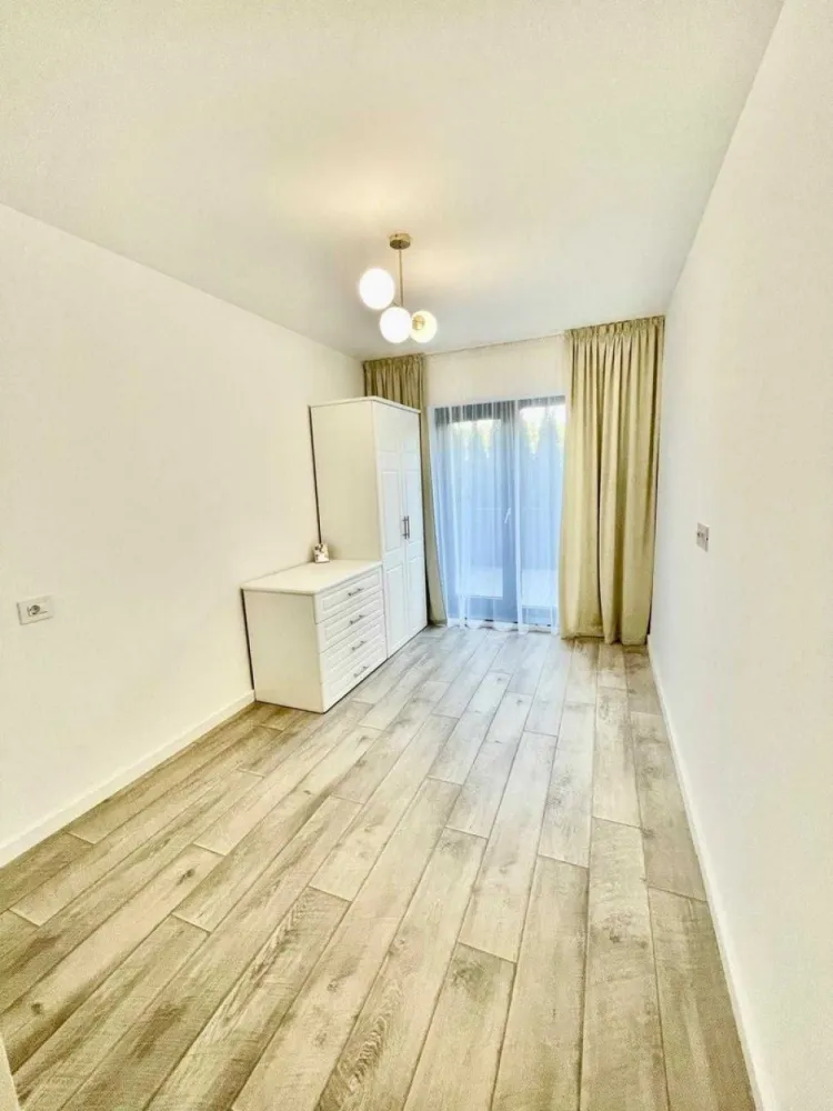 Proprietar 3 camere+gradina mobilat si utilat 1 Mai Domenii Herastrau - Direct proprietar, vand apartament nou, cu 3 camere, decomandat, situat in complexul rezidential Parcului20, blocul 2, parter. Locatia este excelenta, intr-o zona linistita, plina de verdeata si inconjurata de case, la cateva minute de parcul Agronomiei. Viitoarea statie de metrou Pajura este situata la 5 minute de mers pe jos.

Complexul Parcului 20, este un proiect finalizat in anul trecut, dupa cele mai noi standarde de constructie in domeniu: faţada izolată cu vată minerală bazaltică şi placată parţial cu ALUCOBOND, tâmplăria SALAMANDER cu 6 camere şi cu sticlă Saint Gobain tripan, sistemul de încălzire în pardoseală REHAU, sistem supraveghere video, videointerfon, agent de paza permanent.
Complexul Parcului 20 beneficiaza de parc privat de 3.000 mp, care include arbori, plante perene si zone de relaxare.

Apartamentul este nou, constructie 2023, situat la parter si beneficiaza de o gradina superba de 40 mp plina de verdeata. Are o suprafata utila de 60mp si o suprafata totala de 100mp.
Este impartit in: hol intrare, living+bucatarie, dormitor matrimonial, dormitor, 2 bai si gradina

Apartamentul se vinde mobilat si utilat complet, exact ca in fotografii, cu finisaje, mobilier si electrocasnice de calitate superioara.
Beneficiaza de dotari premium precum: pat dublu matrimonial, pat simplu cu lada de depozitare, canapea extensibila, dressinguri spatioase, combina frigorifica Beko, cuptor si plita electrice Gorenje, chiuveta granit compozit, masina de spalat cu uscator Beko, masina de spalat vase Gorenje, televizor LED Smart Hisense, diagonala 150cm, set mobilier terasa, diverse decoratiuni, etc.

Pret: 170.000 Eur+TVA