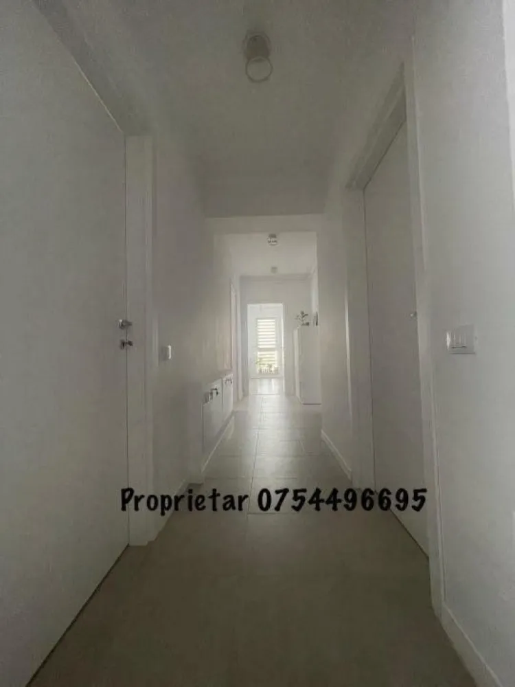 Apartament 3 camere , suprafata 90 mp, Zona Metrou N. Teclu - 155000 euro - Top Zone Residence Theodor Pallady , 3 camere mari si foarte luminoase, cu o suprafata de 75 mp utili, si o terasa generoasa de 15 mp - blocul este construit cu respectarea ultimelor norme legale in domeniu, din cadre din beton armat, cu inchideri exterioare si compartimentare interioara realizate din zidarie YTONG.
Apartamentul dispune de o BUCATARIE MOBILATA (MDF) SI UTILATA, cu electrocasnice noi (frigider LG, masina de spalat Whirlpool, cuptor Electrolux, plita de sticla Gorenje, chiuveta Franke din granit - urmand a fi montate si corpurile de sus prevazute cu o hota Electrolux), de un dormitor matrimonial cu baie proprie, o baie separata (masina de spalat Samsung cu AI), o camera pentru copii sau oaspeti, dar si un living generos. In imediata apropiere (la cateva minute de mers pe jos) se afla numeroase magazine de interes (Ikea, Jumbo, Leroy Merlin, Dedeman, Kaufland, Lidl etc) si un viitor centru comercial (aflat in constructie). Nu in ultimul rand, o noua scoala moderna se afla aproape de finalizare pentru a se bucura foarte multi copii de ea (la 2 minute de mers pe jos).
Apartamentul se vinde cu mobilierul si electrocasnicele regasite in poze (toate sunt achizitionate anul acesta).
Pozitionarea fata de metroul N. Teclu este avantajoasa (8-10 min de mers pe jos), iar vederea nu este obstructionata.
Se poate achizitiona un loc de parcare la pretul de 10.000 euro.
Mentionez ca, in calitate de proprietar, nu doresc sa colaborez cu agentiile imobiliare.