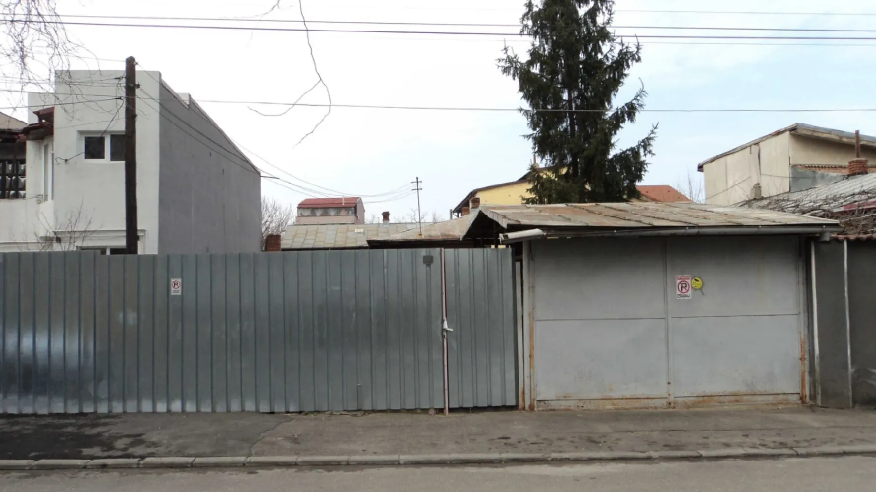 Casa de vanzare cu teren in Colentina - Casa din caramida cu curte. Trei camere plus dependinte. Casa este conectata la curent electric trifazat
Toate celelalte utilitatile (apa, canal, gaze, internet) se afla la strada.
Proprietatea are o suprafata de 386.8 mp., are o deschiderea la strada de 11.3 m. si o orientare sudica.
Casa este localizata intr-o zona linistita cu scoli si gradinite care se afla in apropiere. Statiile mijloacele de transport in comun sunt la o distanta mica si permit accesul rapid in centrul capitalei.
Propritatea are acces facil la autostrazi, drumuri nationale pricipale si la soseaua de centura.
+
Informatii la tel: 07******32