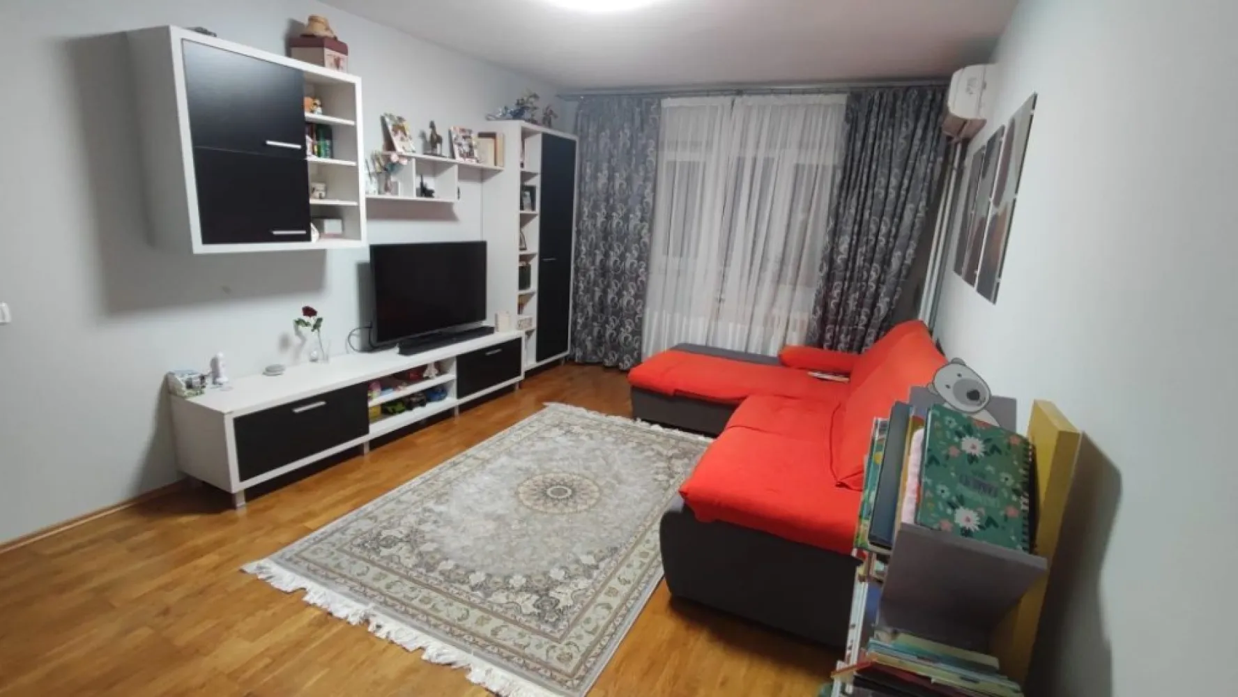 Apartament 3 camere Baneasa renovat mobilat 2 locuri parcare - Vand apartament decomandat cu 3 camere in Baneasa , pe Strada Baneasa, la 1 minut de mers pe jos de scoala 7 si gradinita 122, 3 minute de parc, langa Aeroport Baneasa si viitoarea statie de metrou.
 Pozitie excelenta, etaj 1 , orientat spre sud, copaci care asigura si umbra, nu este la bulevard, are 2 bai, balcon generos pentru depozitare si pentru a usca rufe. Spatii suficiente de depozitare.
 2 locuri de parcare !!
 Renovat complet in urma cu aproximativ 5 ani - instalatii sanitare, electrice, inlocuit gresie, faianta, parchet, mobila noua .
 Dispune de 2 aparate de aer conditionat, dintre care 1 pe hol , geamuri termopan tripan.
 Se vinde mobilat si utilat, gata de mutat in el. Totul este functional! 
 Blocul a fost reabilitat termic in urma cu 2 ani, constructia fiind din anul 1982.
 Oportunitate uriasa, genul acesta de apartament nu apare in fiecare zi la vanzare!
Daca este telefonul inchis, lasati sms si va contactez eu.
 Pentru agentii- nu platim comision.