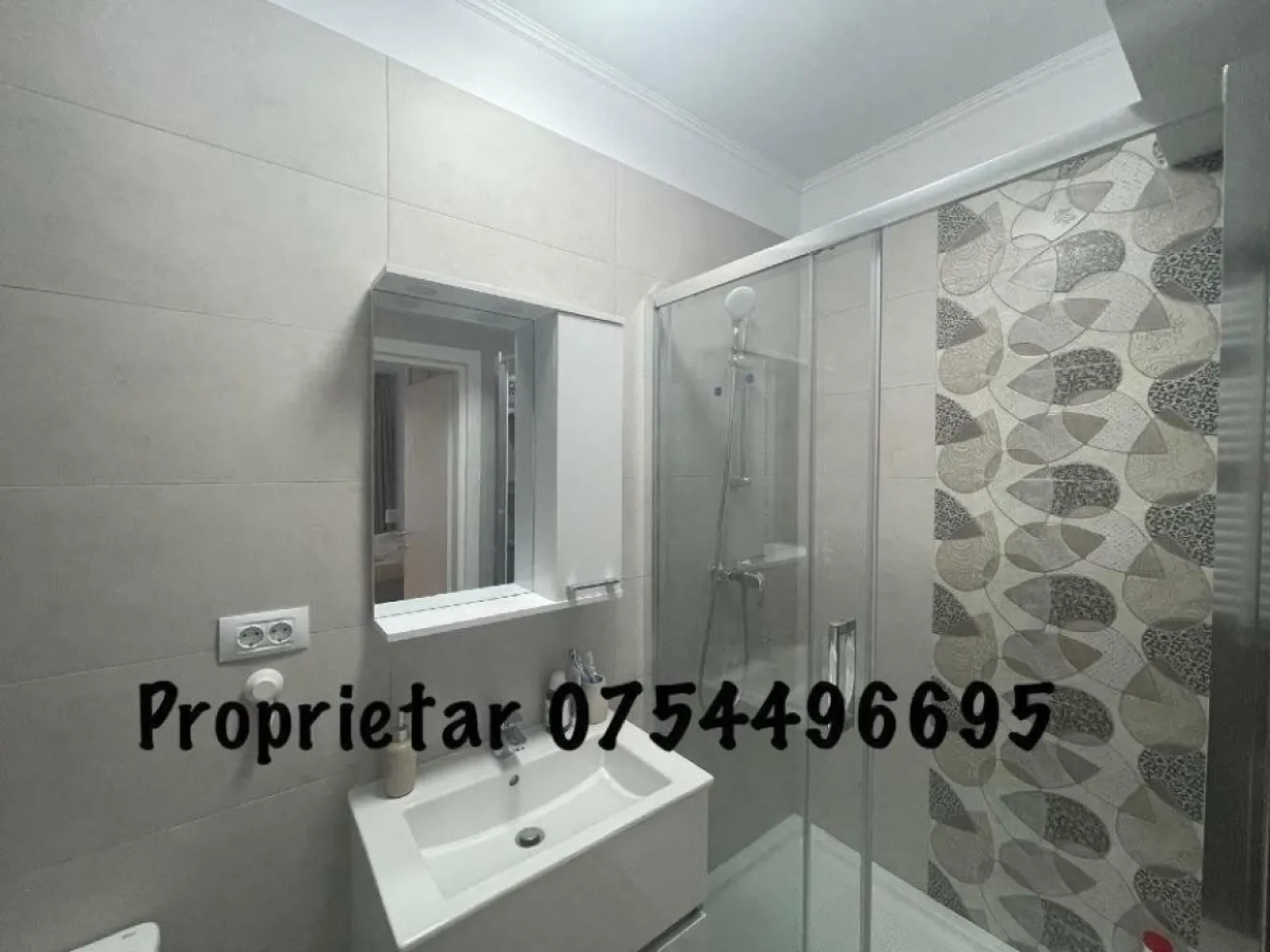 Apartament 3 camere , suprafata 90 mp, Zona Metrou N. Teclu - 155000 euro - Top Zone Residence Theodor Pallady , 3 camere mari si foarte luminoase, cu o suprafata de 75 mp utili, si o terasa generoasa de 15 mp - blocul este construit cu respectarea ultimelor norme legale in domeniu, din cadre din beton armat, cu inchideri exterioare si compartimentare interioara realizate din zidarie YTONG.
Apartamentul dispune de o BUCATARIE MOBILATA (MDF) SI UTILATA, cu electrocasnice noi (frigider LG, masina de spalat Whirlpool, cuptor Electrolux, plita de sticla Gorenje, chiuveta Franke din granit - urmand a fi montate si corpurile de sus prevazute cu o hota Electrolux), de un dormitor matrimonial cu baie proprie, o baie separata (masina de spalat Samsung cu AI), o camera pentru copii sau oaspeti, dar si un living generos. In imediata apropiere (la cateva minute de mers pe jos) se afla numeroase magazine de interes (Ikea, Jumbo, Leroy Merlin, Dedeman, Kaufland, Lidl etc) si un viitor centru comercial (aflat in constructie). Nu in ultimul rand, o noua scoala moderna se afla aproape de finalizare pentru a se bucura foarte multi copii de ea (la 2 minute de mers pe jos).
Apartamentul se vinde cu mobilierul si electrocasnicele regasite in poze (toate sunt achizitionate anul acesta).
Pozitionarea fata de metroul N. Teclu este avantajoasa (8-10 min de mers pe jos), iar vederea nu este obstructionata.
Se poate achizitiona un loc de parcare la pretul de 10.000 euro.
Mentionez ca, in calitate de proprietar, nu doresc sa colaborez cu agentiile imobiliare.
