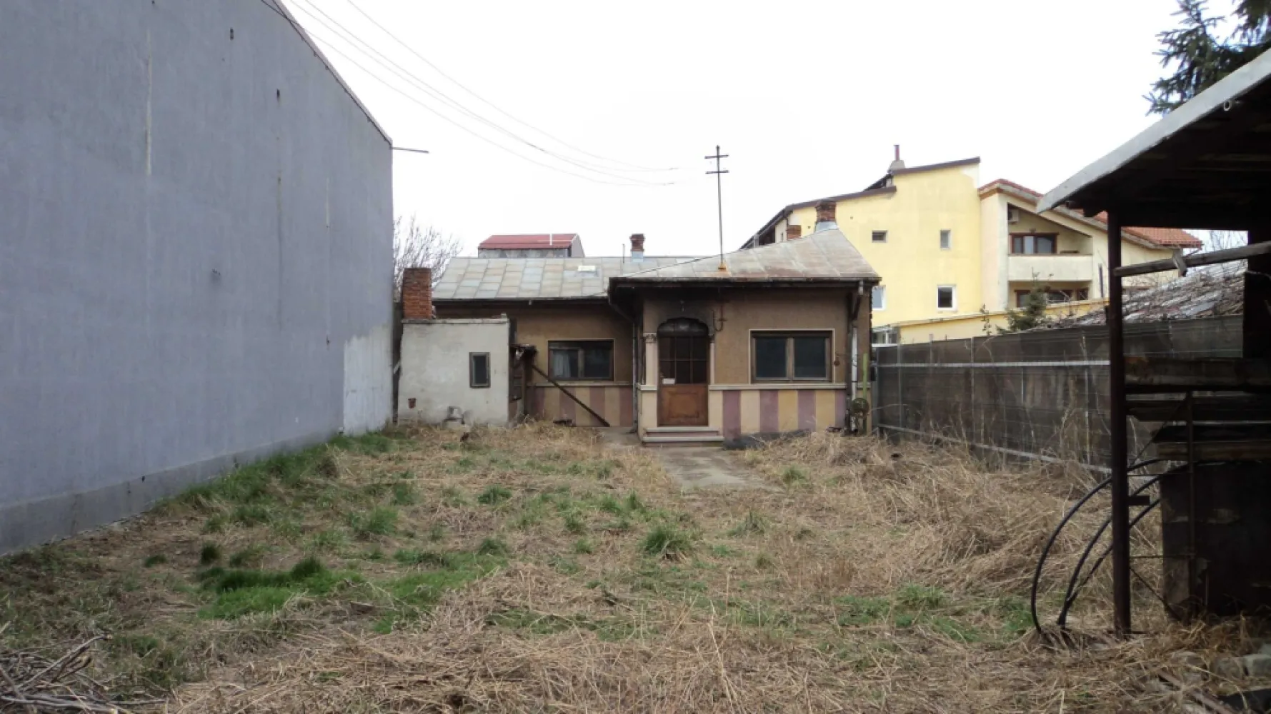 Casa de vanzare cu teren in Colentina - Casa din caramida cu curte. Trei camere plus dependinte. Casa este conectata la curent electric trifazat
Toate celelalte utilitatile (apa, canal, gaze, internet) se afla la strada.
Proprietatea are o suprafata de 386.8 mp., are o deschiderea la strada de 11.3 m. si o orientare sudica.
Casa este localizata intr-o zona linistita cu scoli si gradinite care se afla in apropiere. Statiile mijloacele de transport in comun sunt la o distanta mica si permit accesul rapid in centrul capitalei.
Propritatea are acces facil la autostrazi, drumuri nationale pricipale si la soseaua de centura.
+
Informatii la tel: 07******32
